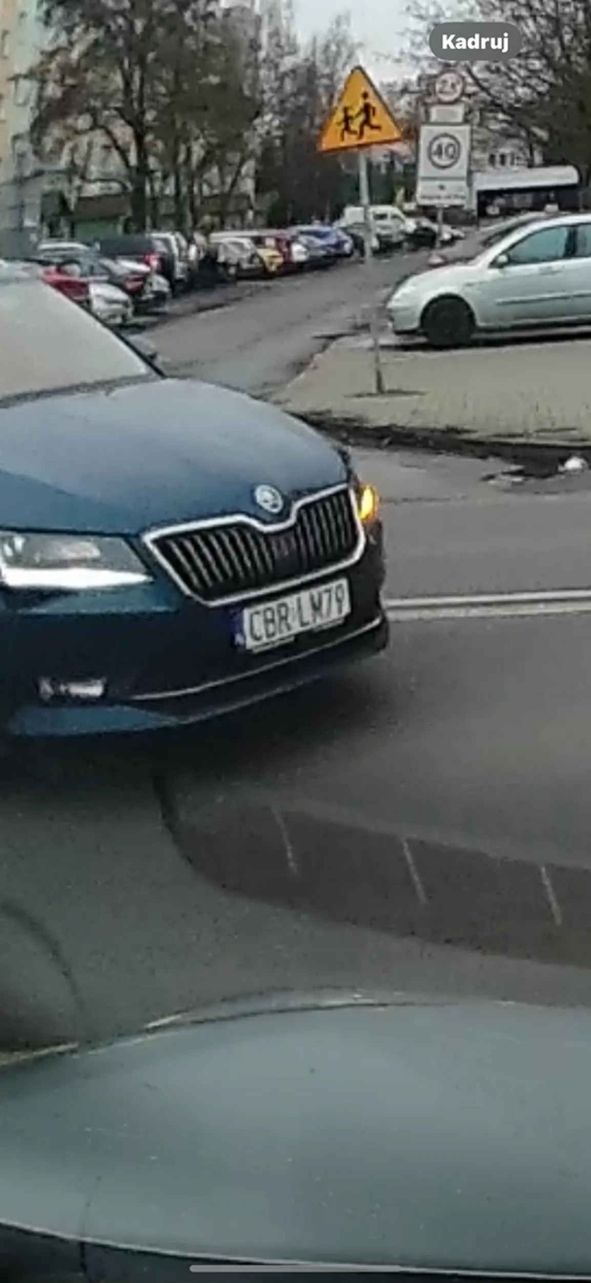 Kierowca skody jadąc ulicą podporządkowana (ze strefy ruchu) wymusza pierwszeństwo skręcając w lewo pojazdowi jadącemu w prawo (również z drogi poprzadkowanej, również wyjeżdżającemu ze strefy ruchu). Kierowca skody ponadto zatrzymał się obok mnie na światłach i zamiast mnie przeprosić za gówno którego dokonał - straszył mnie policją, twierdząc, że to ja wymusiłam pierwszeństwo :)))))