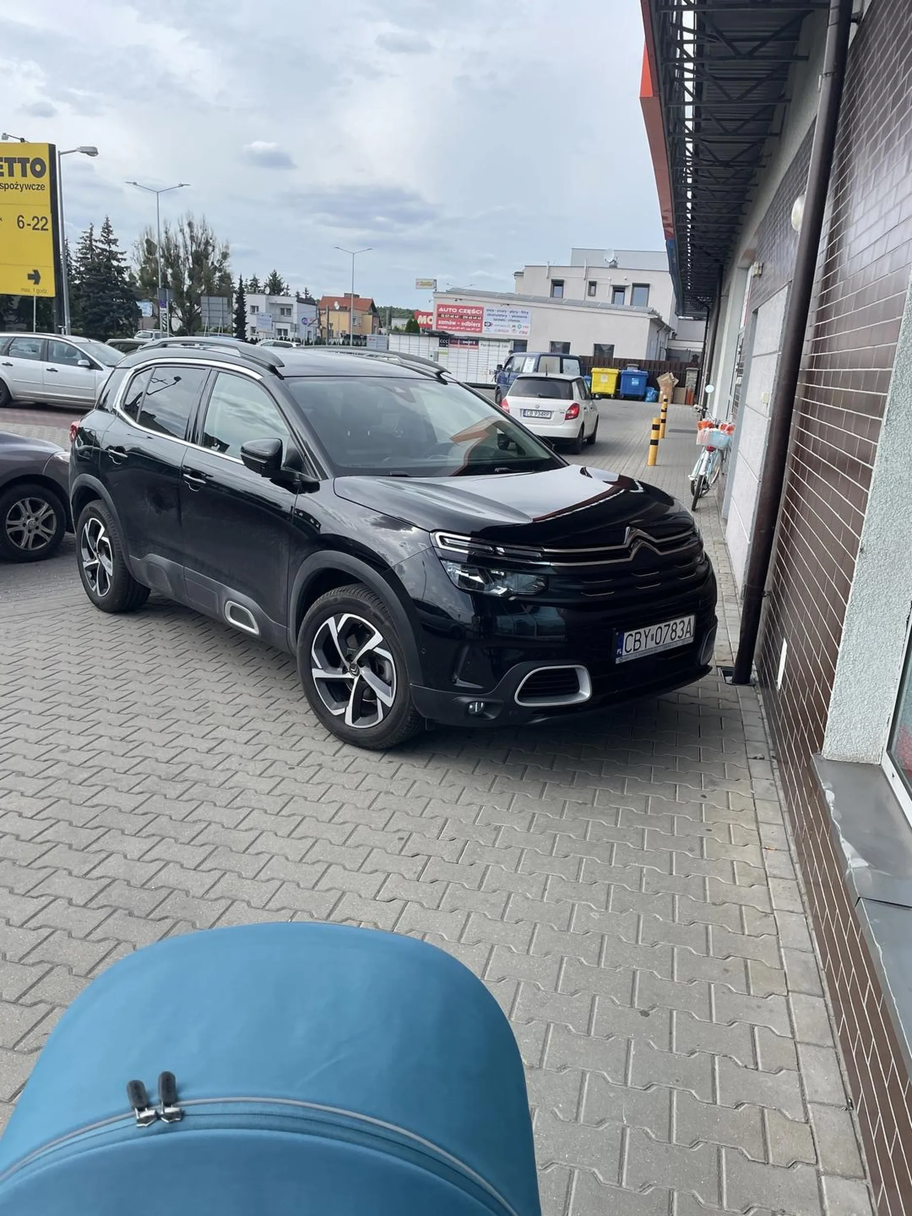 Absolutny brak pomyślunku i względu na innych. Parkowanie na chodniku (obok jest sporo wyznaczonych miejsc parkingowych), byle tylko mieć bliżej do apteki. Z dzieckiem w wózku trzeba było zejść na ulicę, aby przejść dalej. Wstyd!