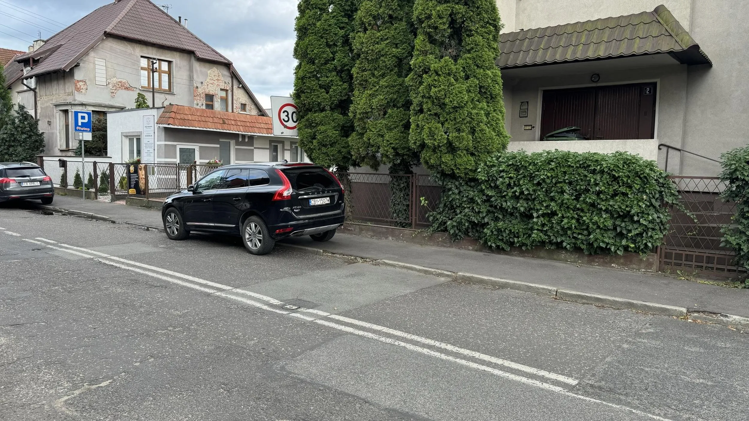 Nie pozostawiono 1,5 metra dla pieszych.