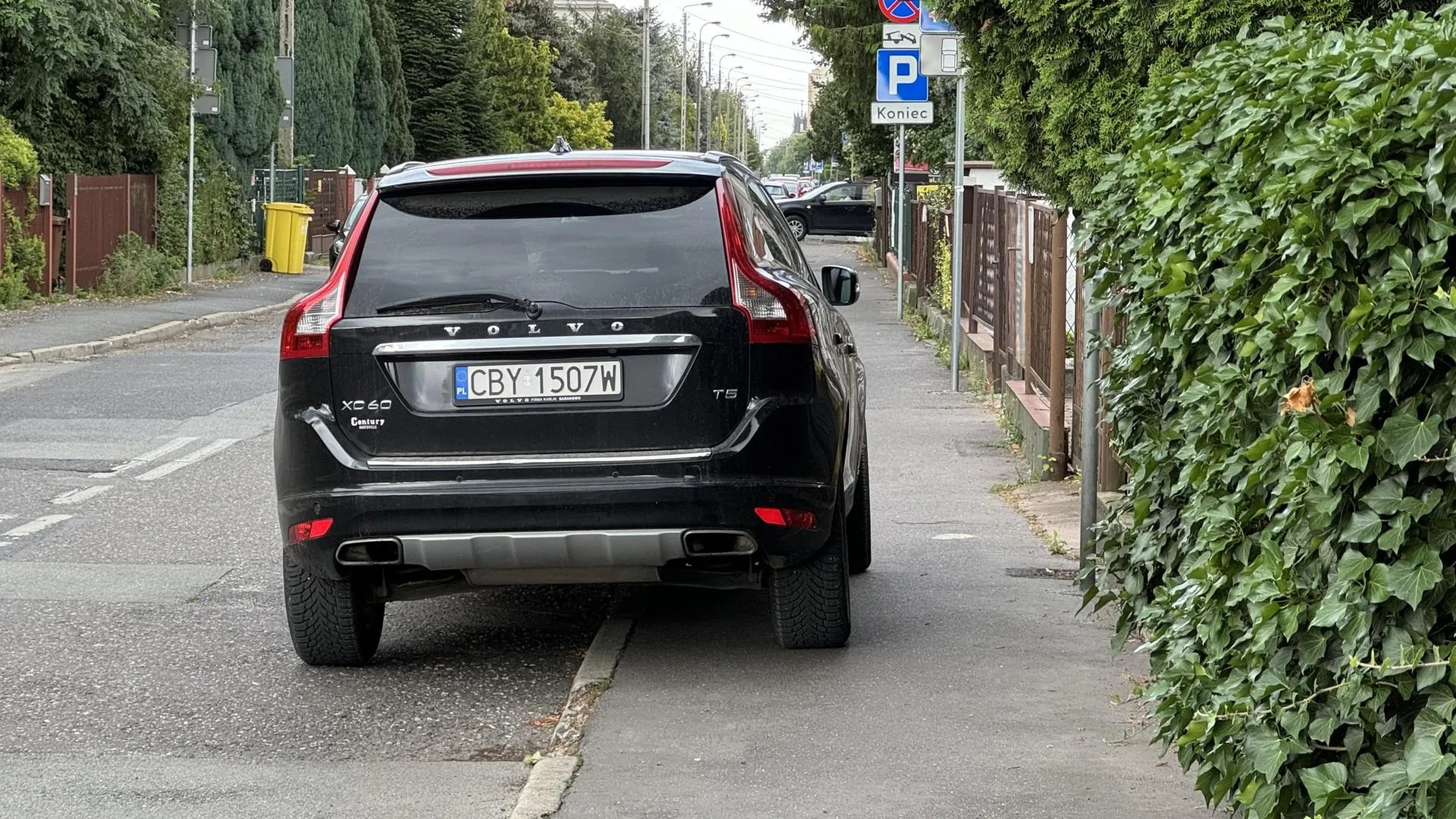 Nie pozostawiono 1,5 metra dla pieszych.