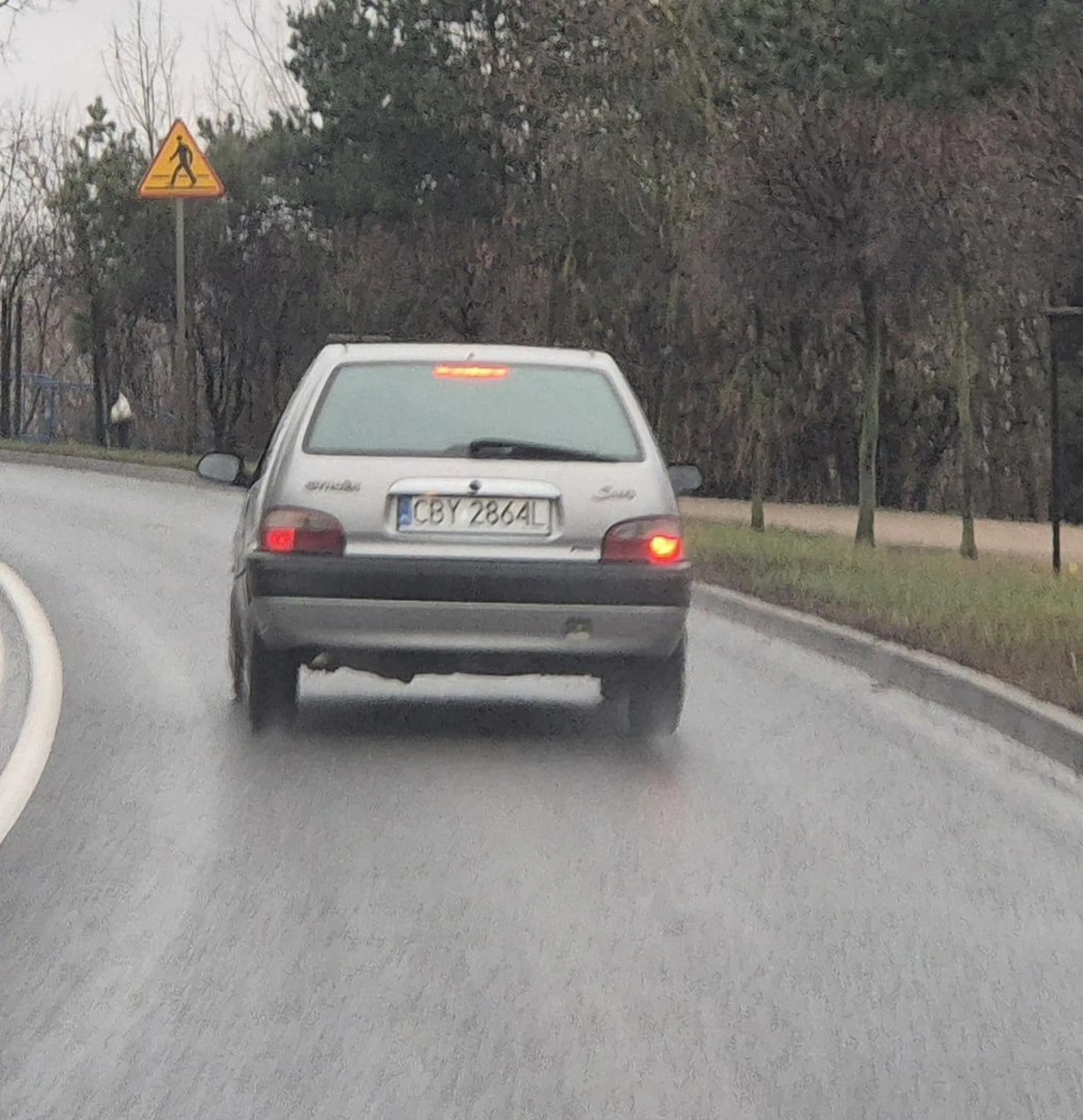 Jeździ z rozwalonymi światłami, przez cały czas świecą mu się światła stopu, nie wszystkie bo lewa lampa zepsuta. Takie szroty na polskich drogach tylko powodują zagrożenie dla innych. Na przeglądzie było dane w łapę??