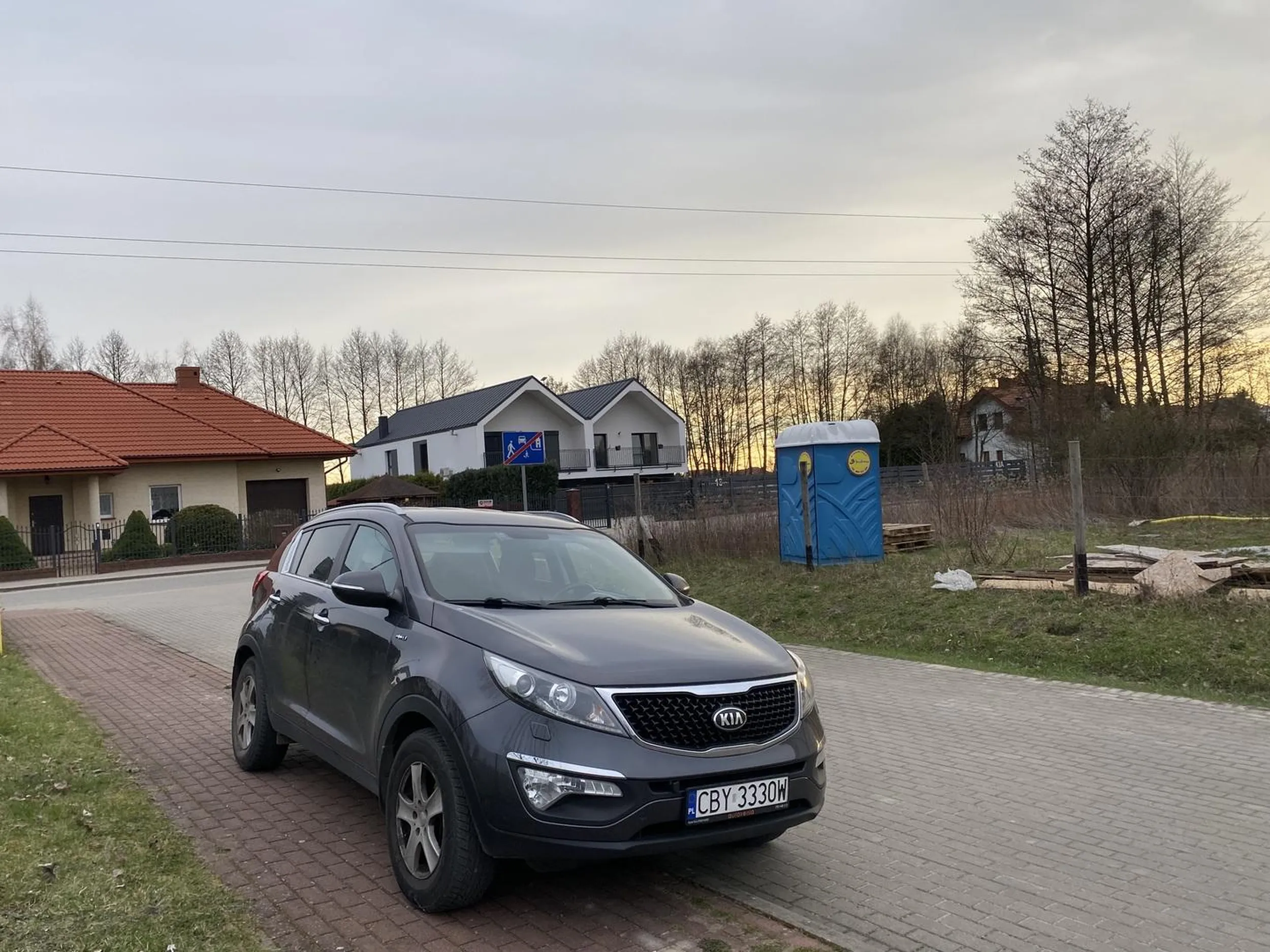 Chłop stoi na zakazie parkowania przy placu zabaw