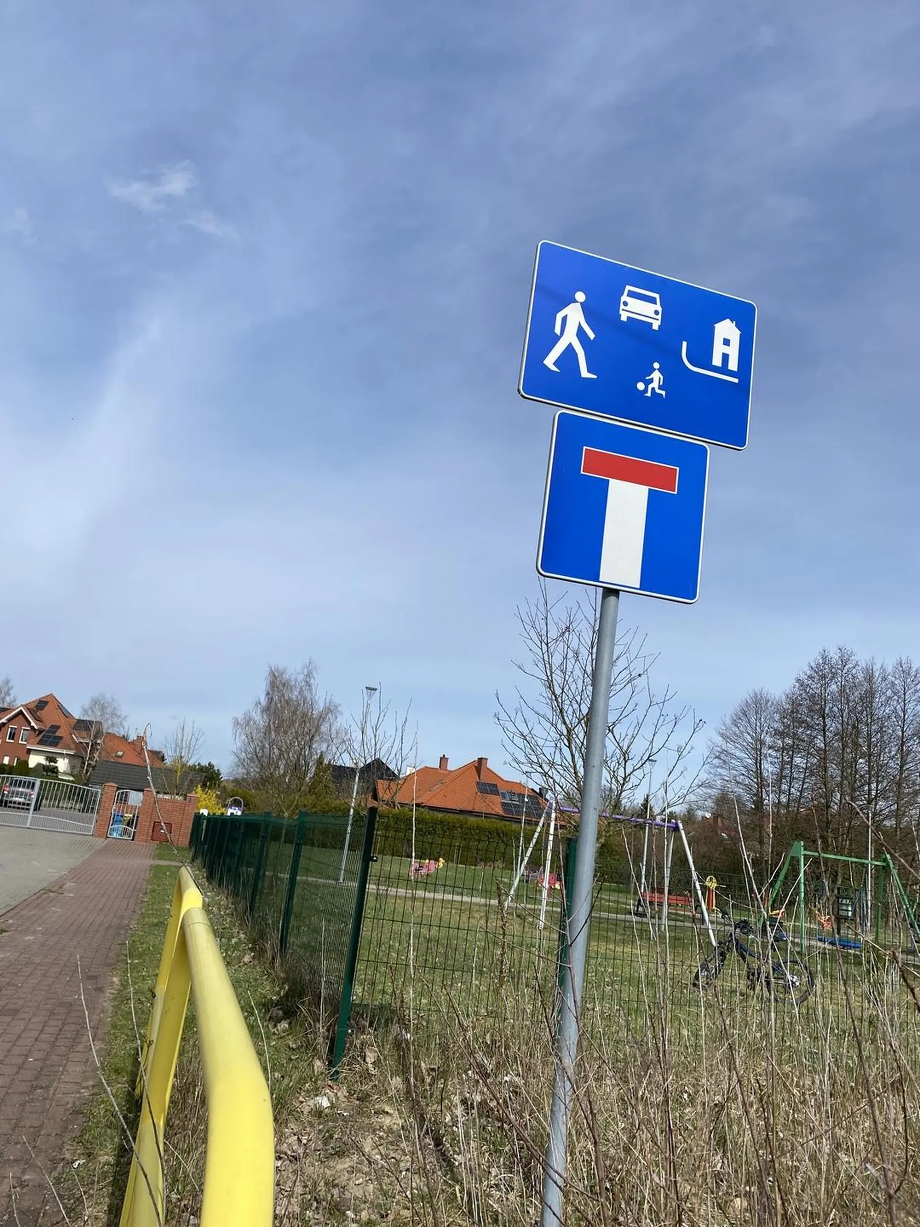 Chłop stoi na zakazie parkowania przy placu zabaw