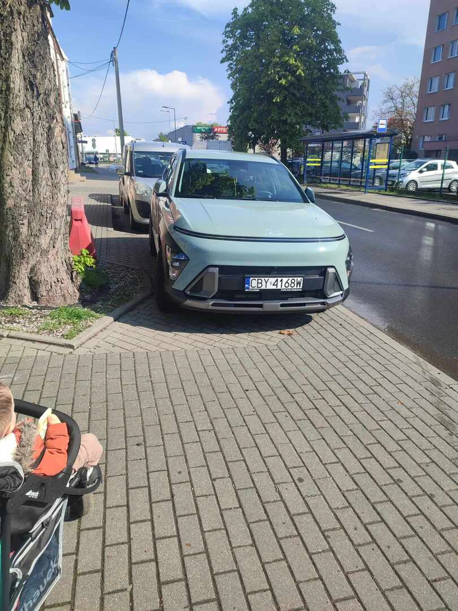 Tak parkuje burak! Jak przejechać wózkiem z dziećmi?! No tylko ulicą trzeba było.. Może Panie kierowco pomyślisz o innych. Pamiętaj, karma wraca!