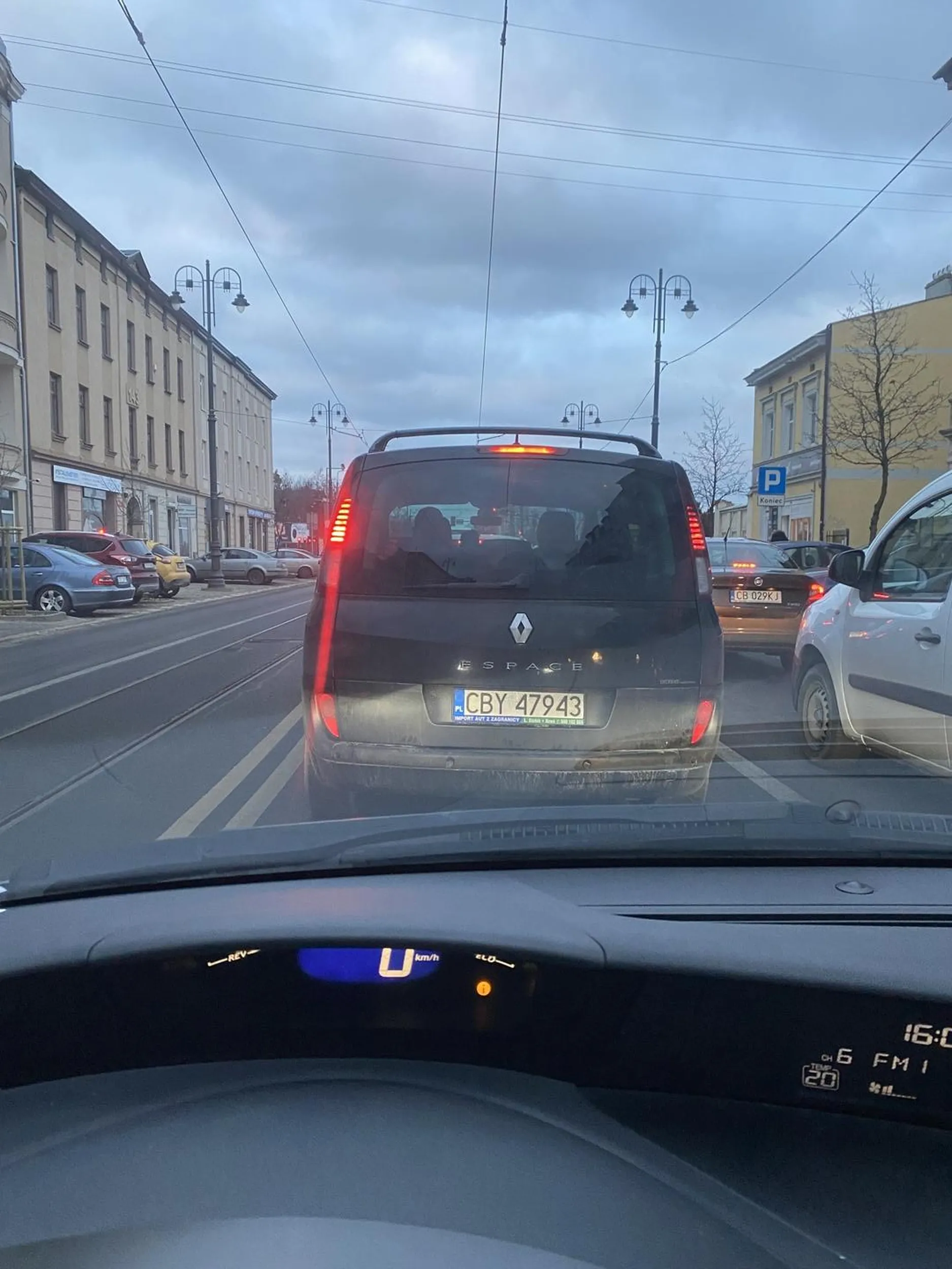Naucz się szmaciarzu jeździć. Ten łebek w zeszłym tygodniu, gdy stojąc w korku podjeżdżałem za poprzedzające mnie auto, zjeżdżał z prawego pasa na lewy do skrętu w lewo (ja tam byłem) mówiąc wprost wpierdolił się przede mnie na pełnej piździe bez kierunkowskazu a potem tylko machał łapami z przodu