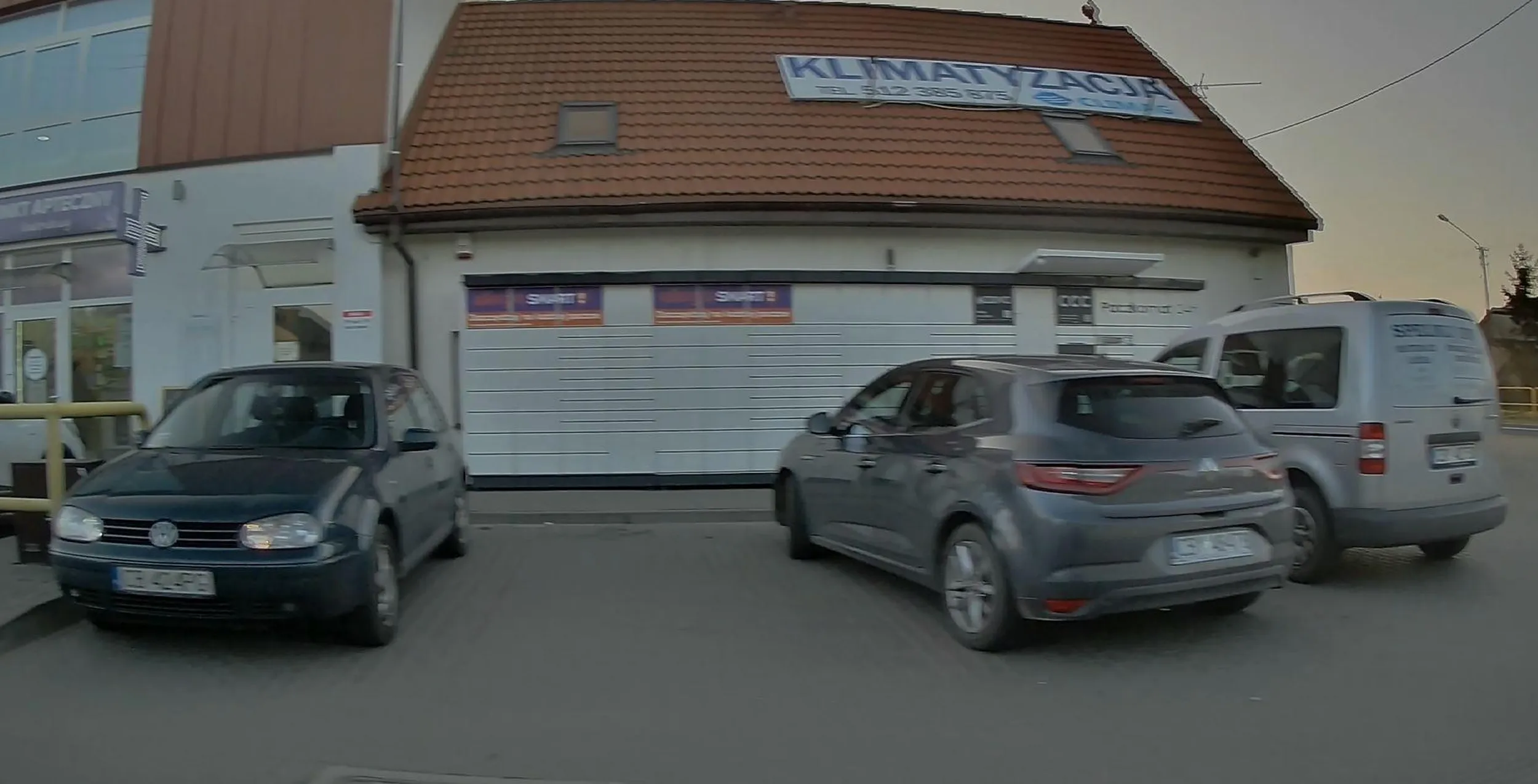 chciałem tam zaparkować ale oczywiście się nie dało... musiałem dalej, gdy zwróciłem uwagę powiedziała że jej nie wyszło - no prawda, nie wyszło ale... zawsze można poprawić, wystarczy tylko chcieć.. naprawdę... parkowanie do poprawienia - przecież jakbyś na egzaminie tak zaparkowała to nie dostałabyś tego prawka... ludzie błagam... parkujcie ładnie... myślcie o innych