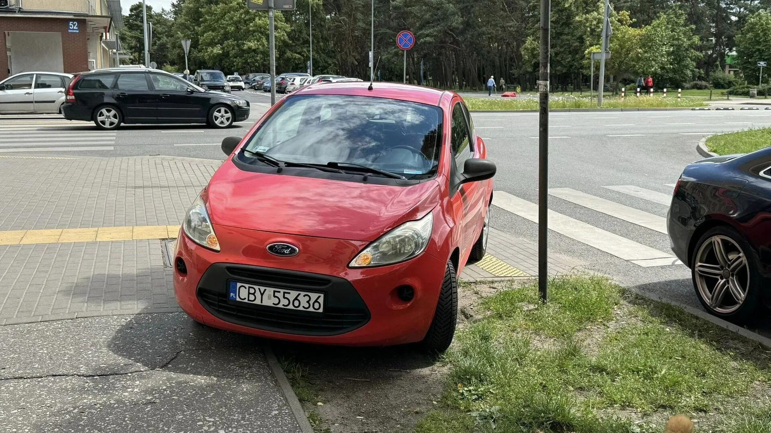 Kompletny brak poszanowania dla przepisów drogowych. Na skrzyżowaniu, na przejściu dla pieszych, na chodniku, na trawniku, na płytkach naprowadzających dla niewidomych, bo kierująca musiała skoczyć do mięsnego!