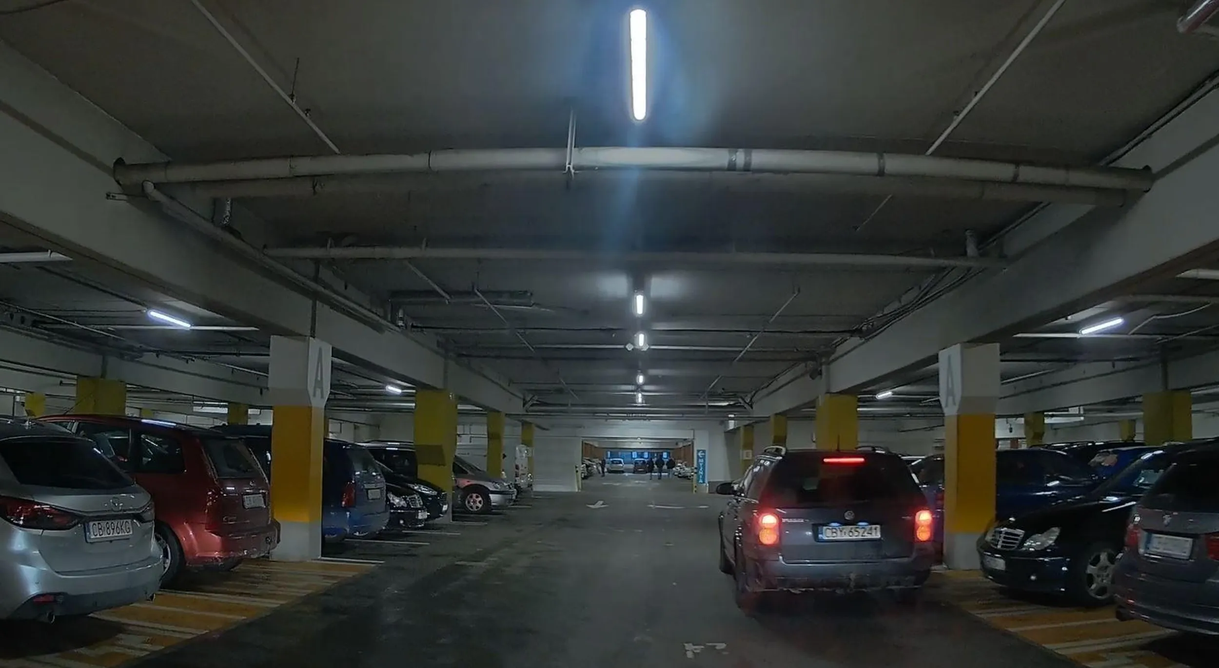 stoi jak osioł tamuje ruch nie jedzie włączony silnik... porażka nie kierowca