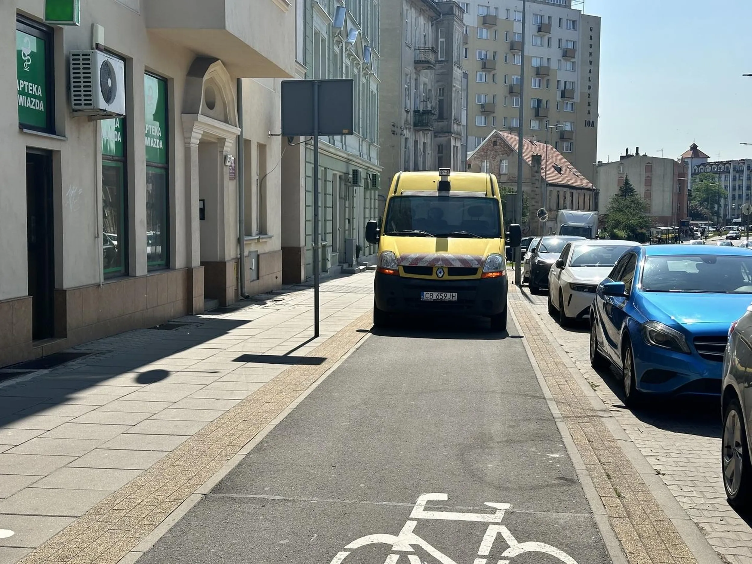 Kierowca tego busa nie umie parkować.