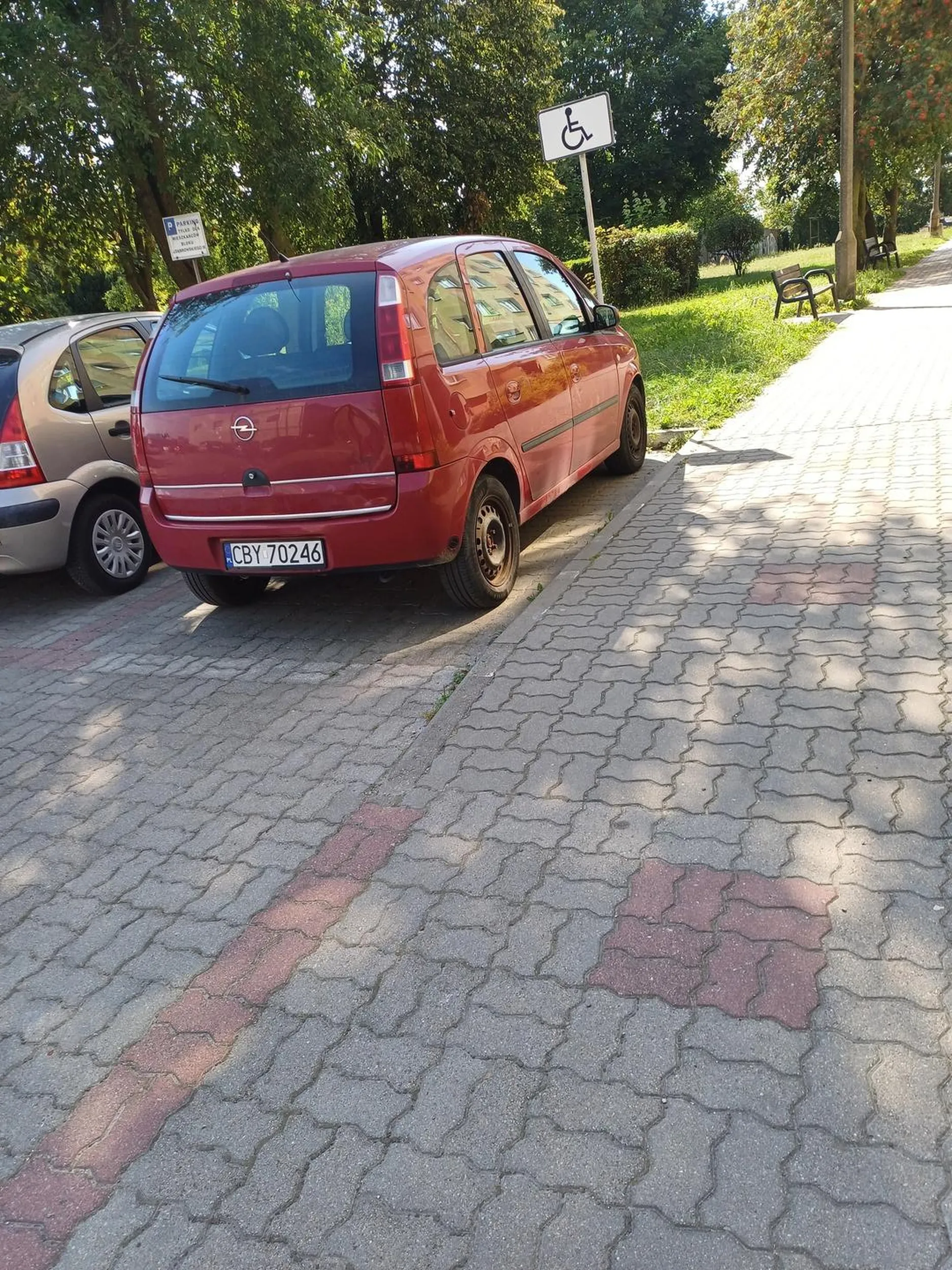 Osoba stawia nadgminnie dla osób niepełnosprawnych na miejscu