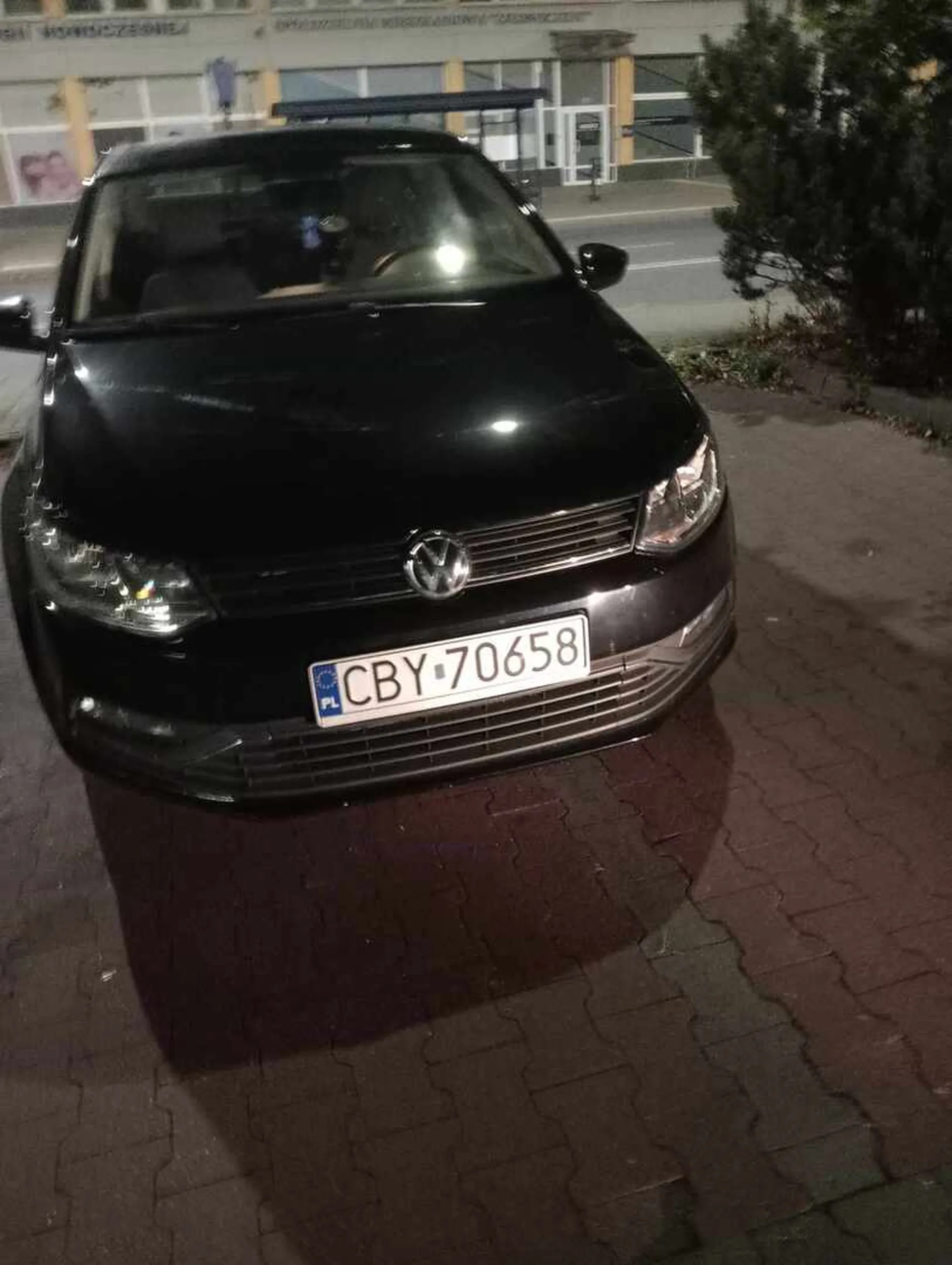 Młody szczyl słucha głośno muzyki i parkuje na dwóch miejscach. Nie potrafi jeździć nie pozdrawiam