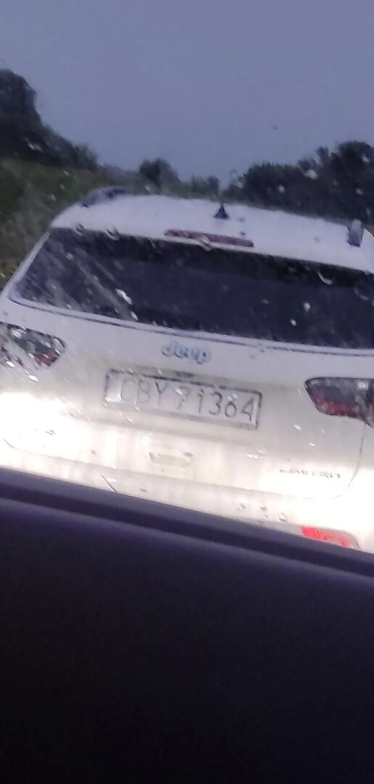 Jeżdżą jeepem i myślą że se stawać mogą wszędzie na środku drogi, ludzie ogarnięcie się. Pozdro