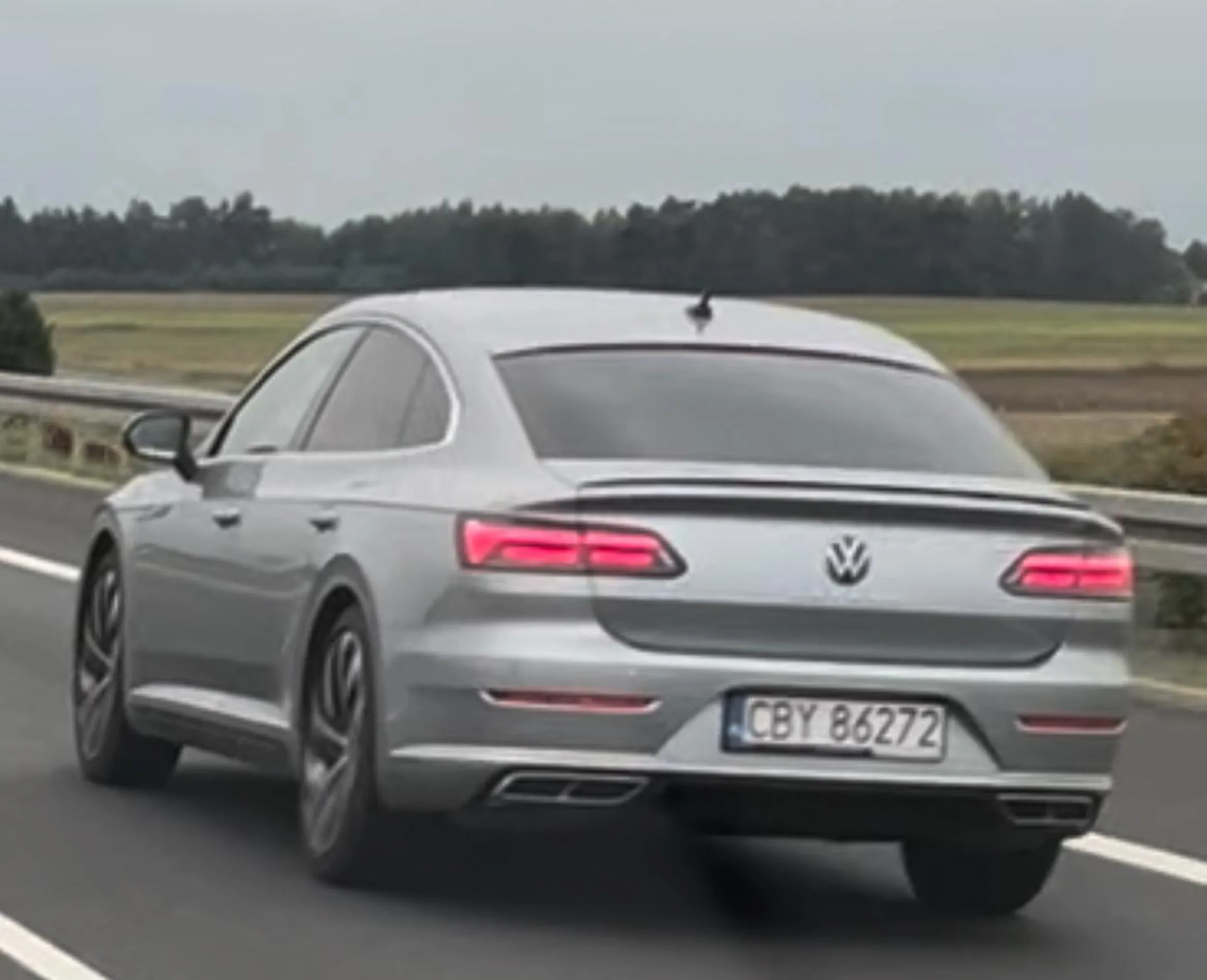 Kierowca hamuje na lewym pasie autostrady bez żadnej przyczyny, tylko po to żeby spowodować kolizję