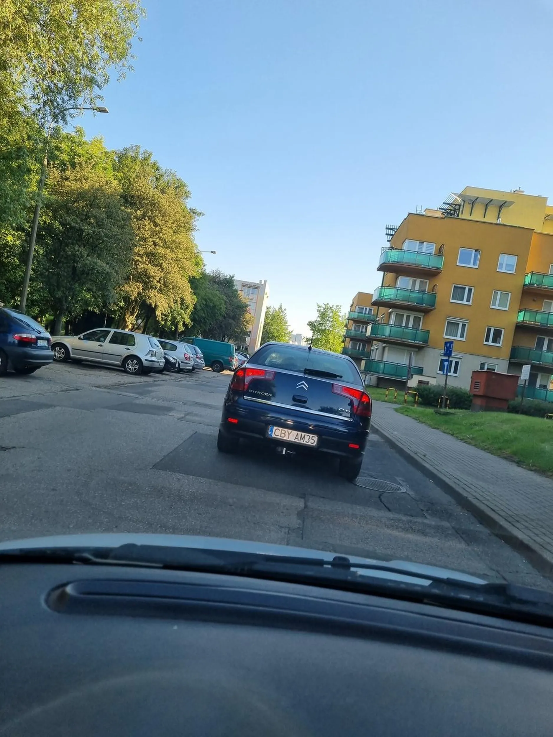 Nie stosuje się do znaków obowiązujących na drodze.Wymusza pierwszeństwo. Jeździ jak pirat po osiedlowej drodze