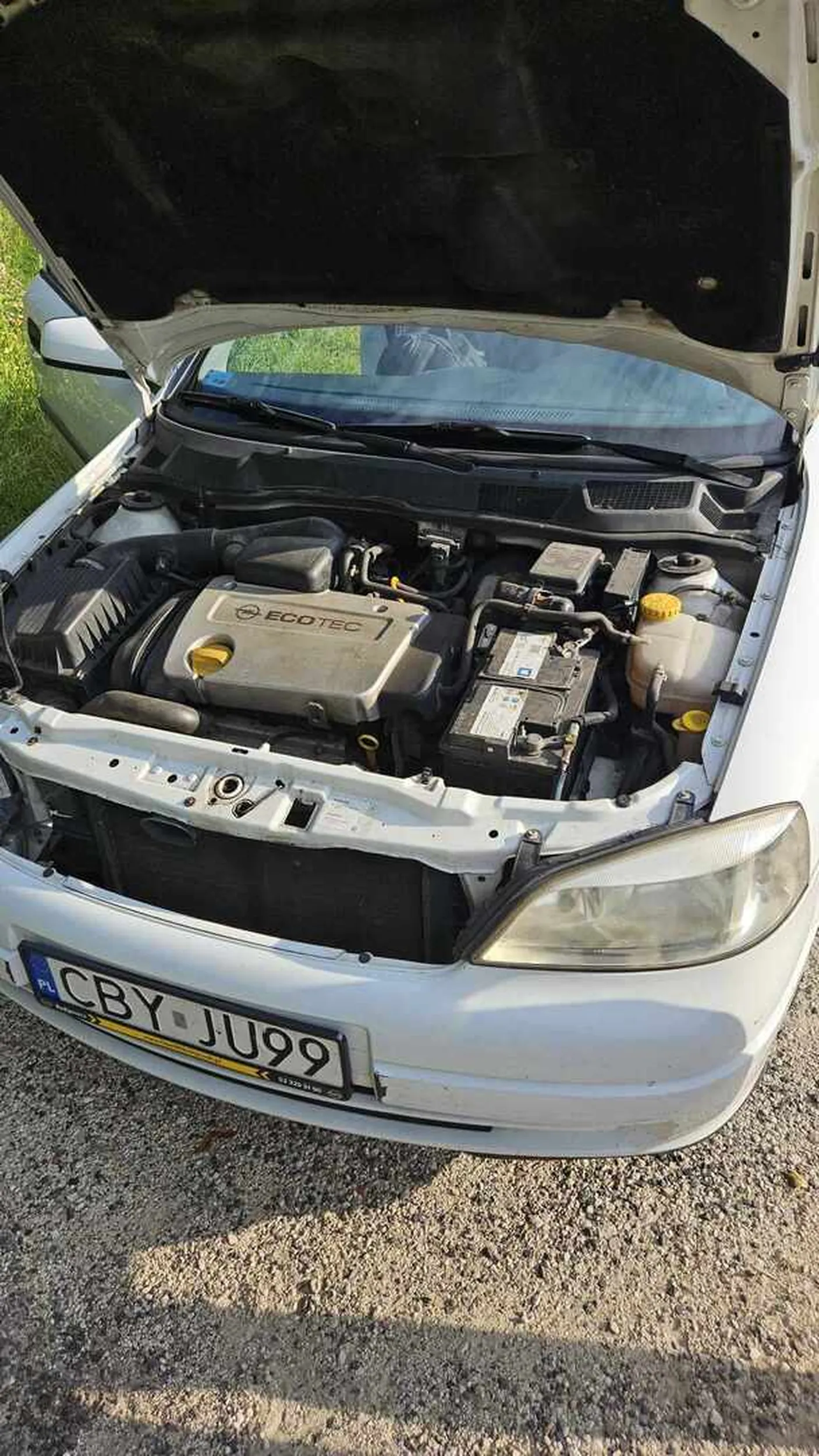 Za samochodem ciągnie się czarna chmura, razi widnym światłem z lamp nic nie widać prowokuje do złego słaby kierowca??