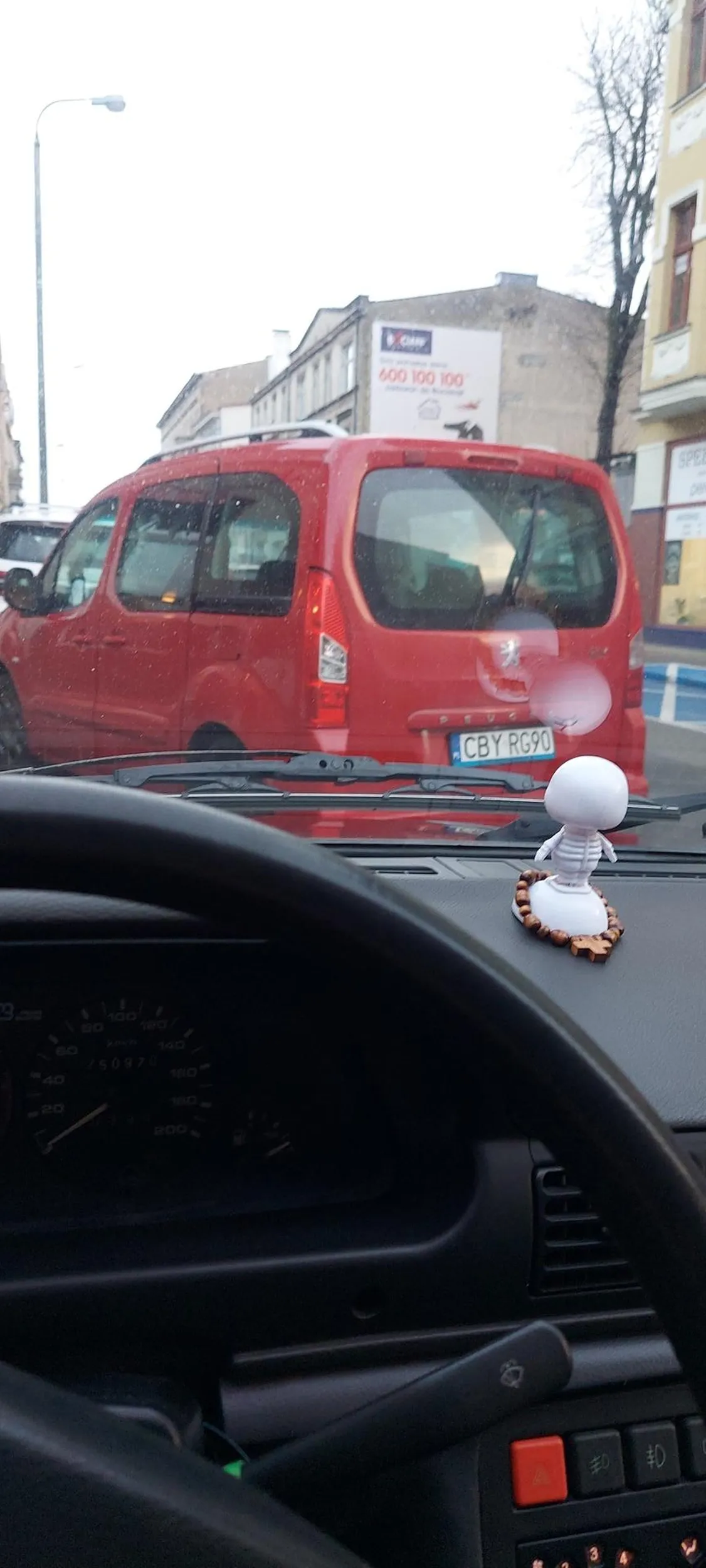 Gościu jak nie umiesz parkować to nie wjezdzaj do miasta. Nie dosc, że prawie we mnie przywalił to jeszcze stanął jak cep po skosie blokując kawałek ulicy. Autobus ledwo się przecisnął. Proponuję się troszkę doszkolić albo po prostu nie jeździć.