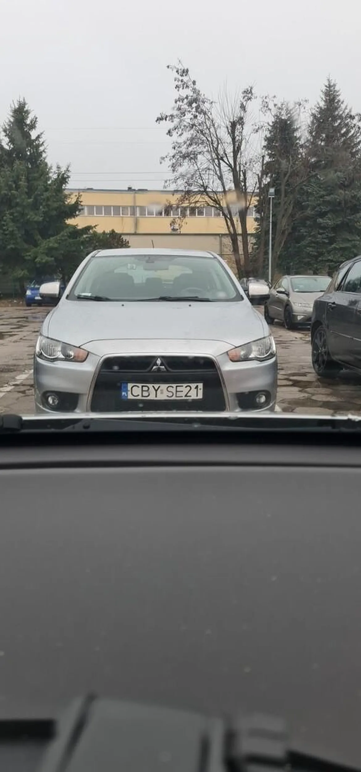 Blokuje wyjazd z parkingu.
