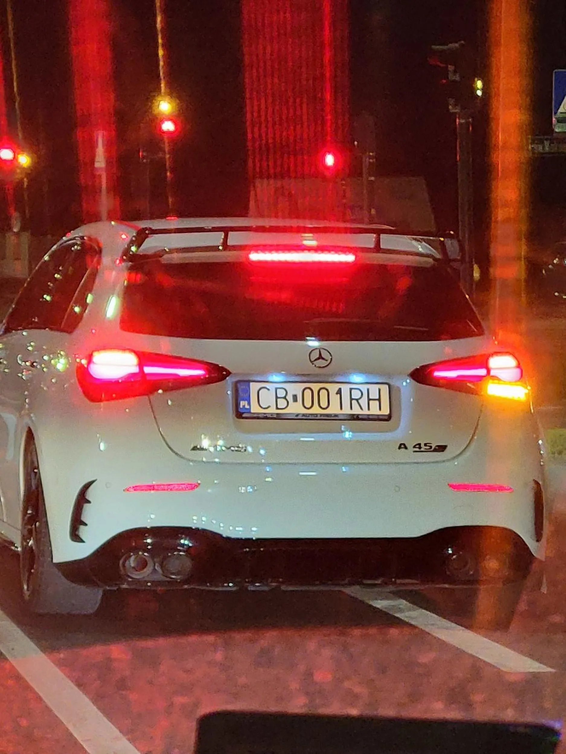 Niepoważny kierowca jedzie ponad 170km/h w terenie zabudowanym