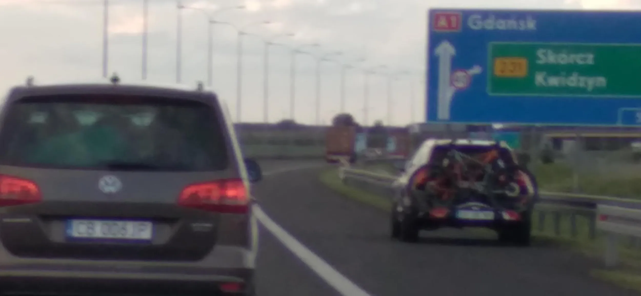 Hejtuję kierowcę z brązowego VW Touarega CB 006 JP, który wylewa jakieś swoje frustracje na autostradzie. Zajeżdża drogę innym uczestnikom ruchu po czym zwalnia. Gdy się chce go wyprzedzić to nagle przyśpiesza. Nie potrafi zachować odstępu od innych pojazdów. Zmusił innego kierowcę (widocznego po prawej) do awaryjnego hamowania na pasie awaryjnym, oraz mnie do zwolnienia ze 115 do 100 aby pozostawić go z przodu i aby się ode mnie odczepił (gdy chciałem go wyprzedzić lewym to albo przyśpieszał albo sam wjeżdżał na lewy), a gdy jechałem zanim to specjalnie zwalniał.