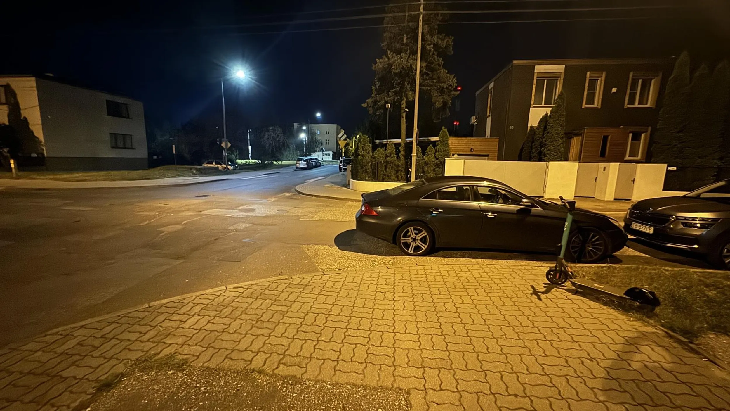 Kreatywne parkowanie na skrzyżowaniu