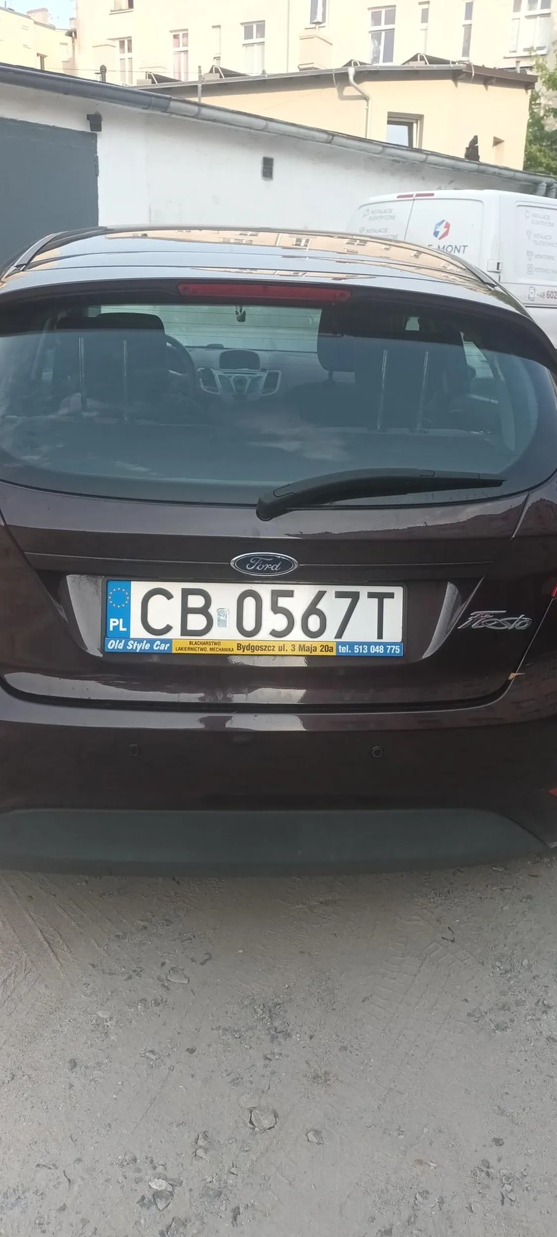 Ostatni komentarz z 2014 a kierująca dalej nie nauczyła się parkować. Zastawia samochody pod blokiem i jak gdyby nigdy nic idzie sobie do domu. Gdyby sytuacja nie powtarzała się regularnie to można by było przymknąć oko. Strach pomyśleć jak porusza się po drogach ale za samo parkowanie należy jej zabrać prawko. Nie Pozdrawiam.