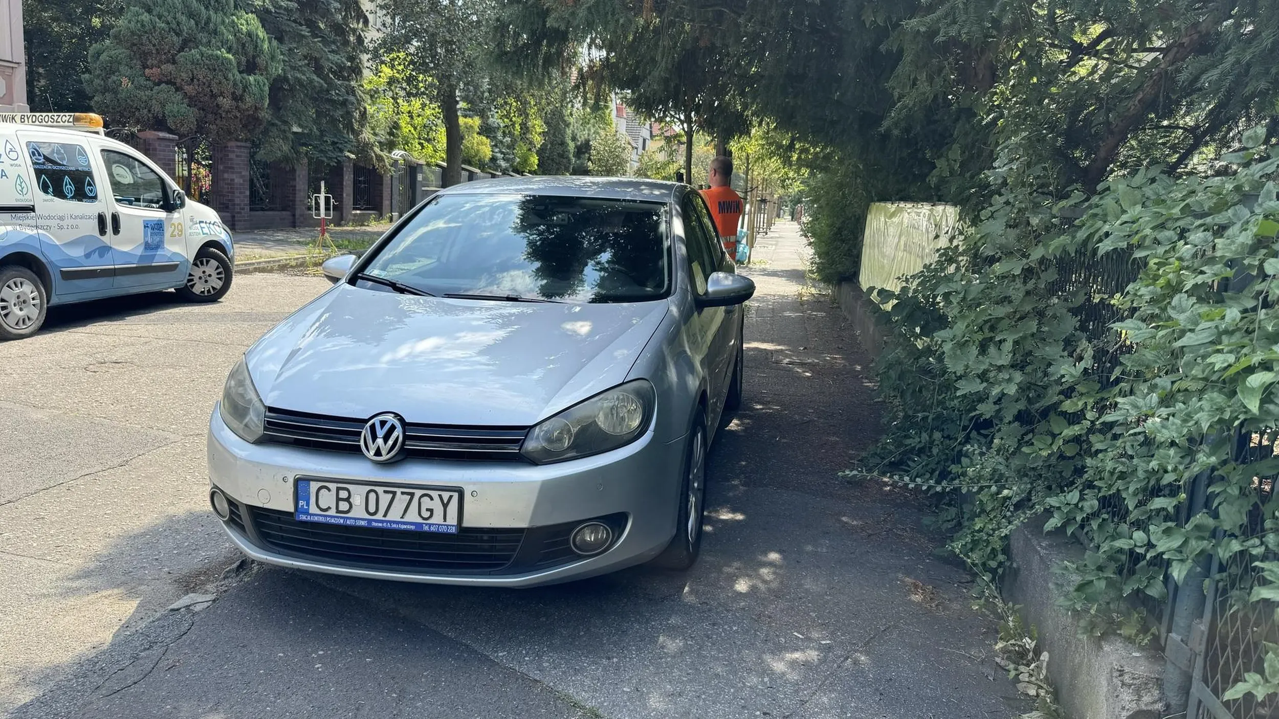 Nie pozostawiono 1,5 metra dla pieszych