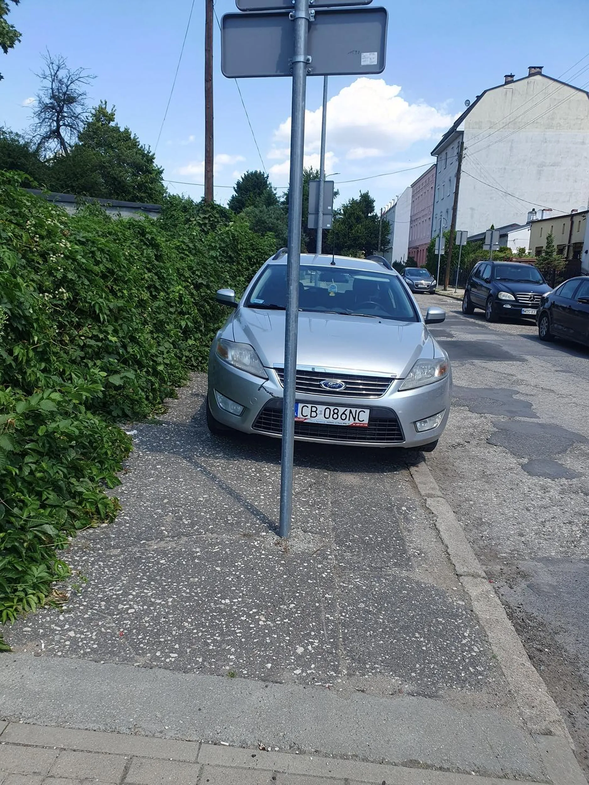 Panie, tu jest chodnik... Z wózkiem inwalidzki to tak troche ciężko