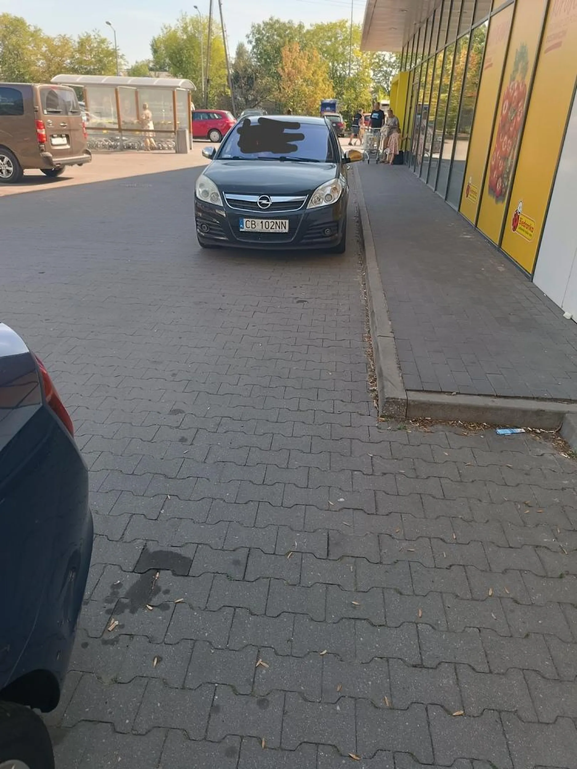 Mistrz parkowania w akcji. Przed Biedronką w Bydgoszczy