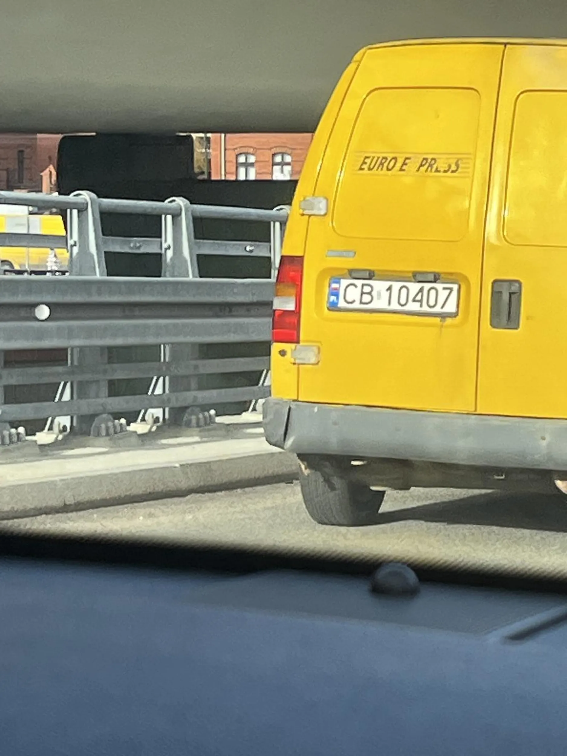 jedzie 40 na 60 i zblokuje pas do zjazdu prawie się wrąbałem mu w tył