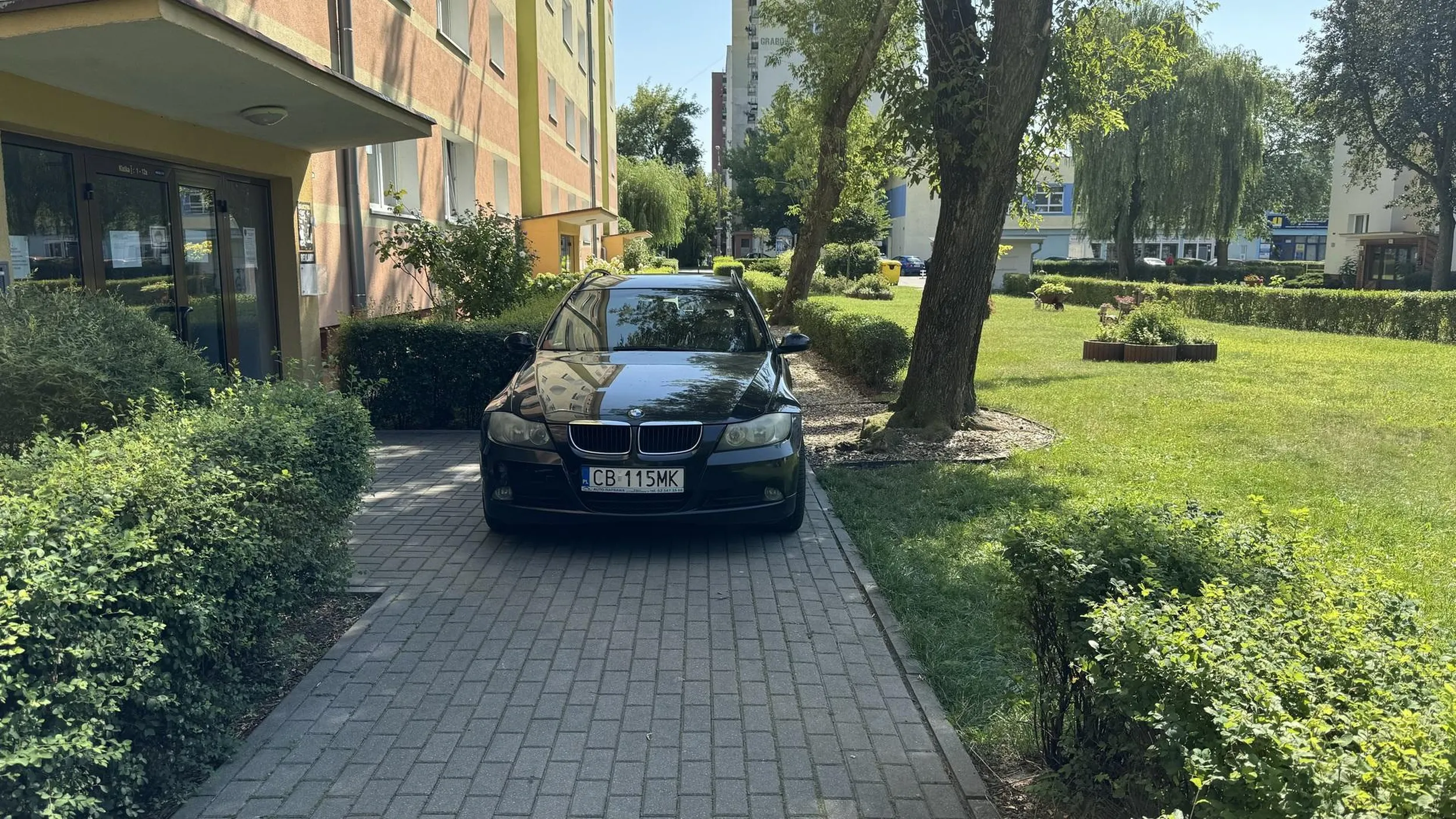 Być może ten chodnik nie jest publiczny, ale samochód przejechał kilkaset metrów przez Park Harcerstwa Bydgoskiego żeby dostać się w to miejsce. Za nim są schody z balustradą przy Czerkaskiej, a więc tamtędy nie mógł wjechać. Jedyna droga to jazda dookoła bloków aż do skrzyżowania Czerkaskiej z Lelewela - wszystko alejkami parkowymi.