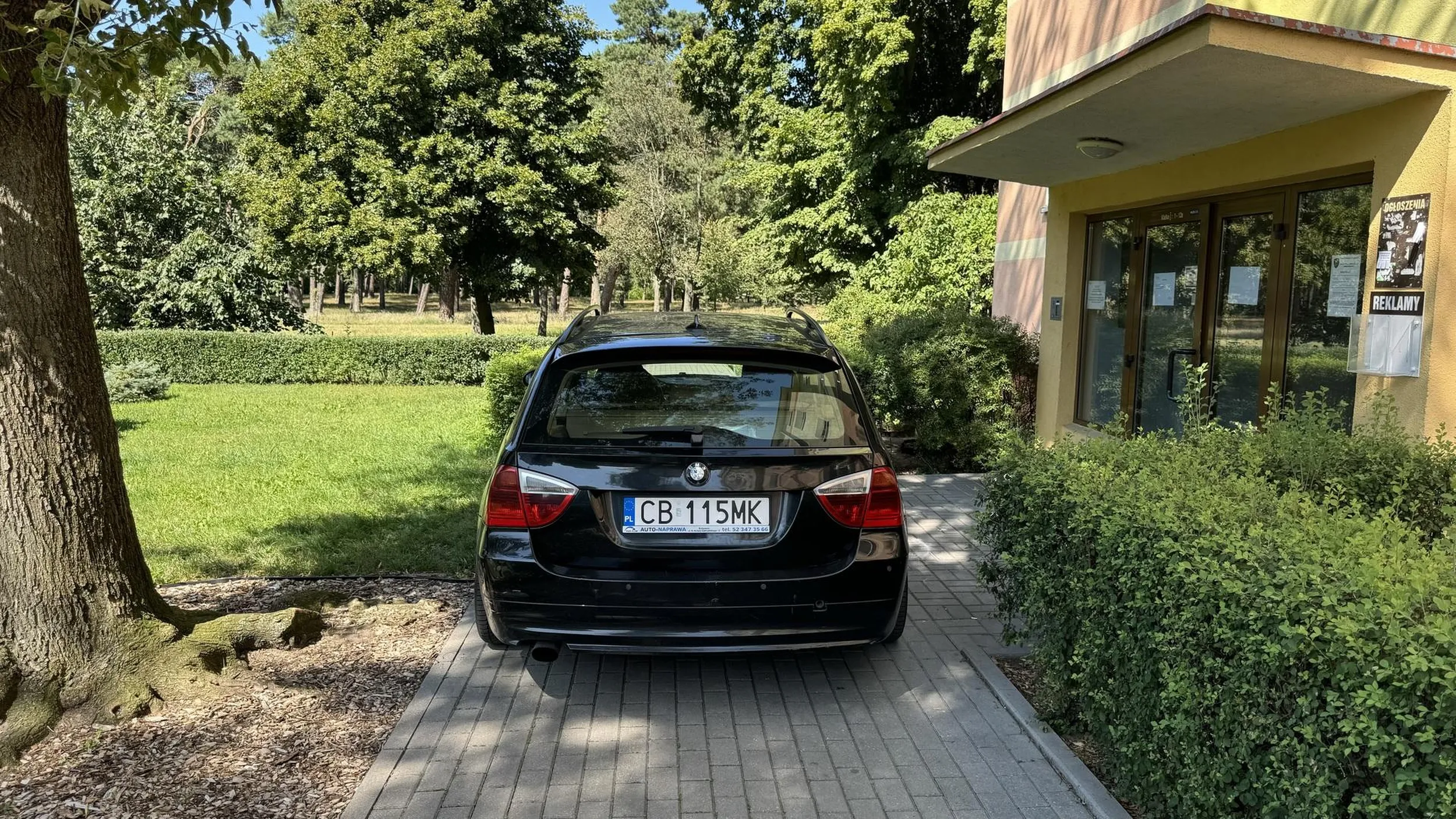 Być może ten chodnik nie jest publiczny, ale samochód przejechał kilkaset metrów przez Park Harcerstwa Bydgoskiego żeby dostać się w to miejsce. Za nim są schody z balustradą przy Czerkaskiej, a więc tamtędy nie mógł wjechać. Jedyna droga to jazda dookoła bloków aż do skrzyżowania Czerkaskiej z Lelewela - wszystko alejkami parkowymi.