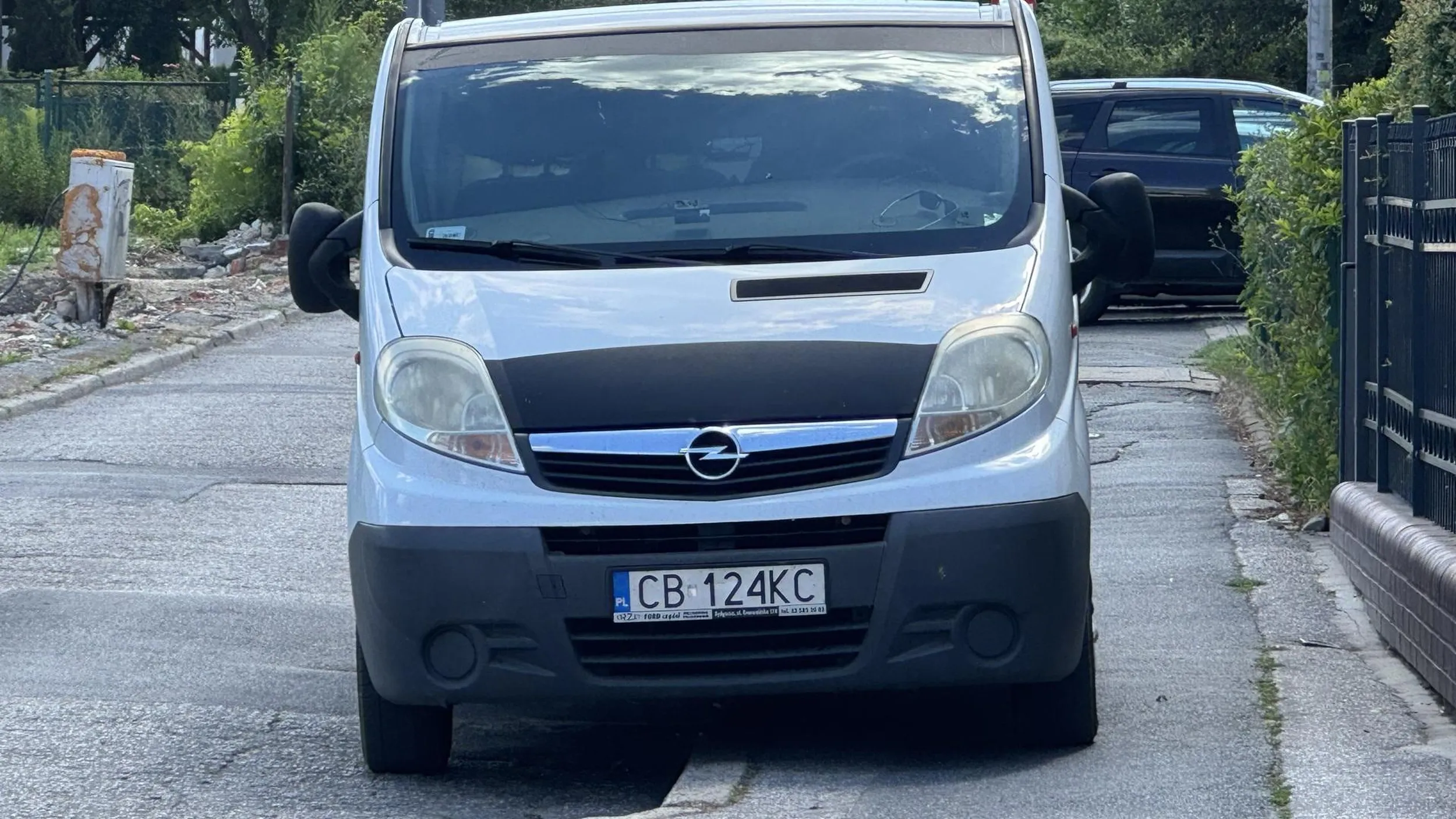 3-tonowy pojazd na chodniku