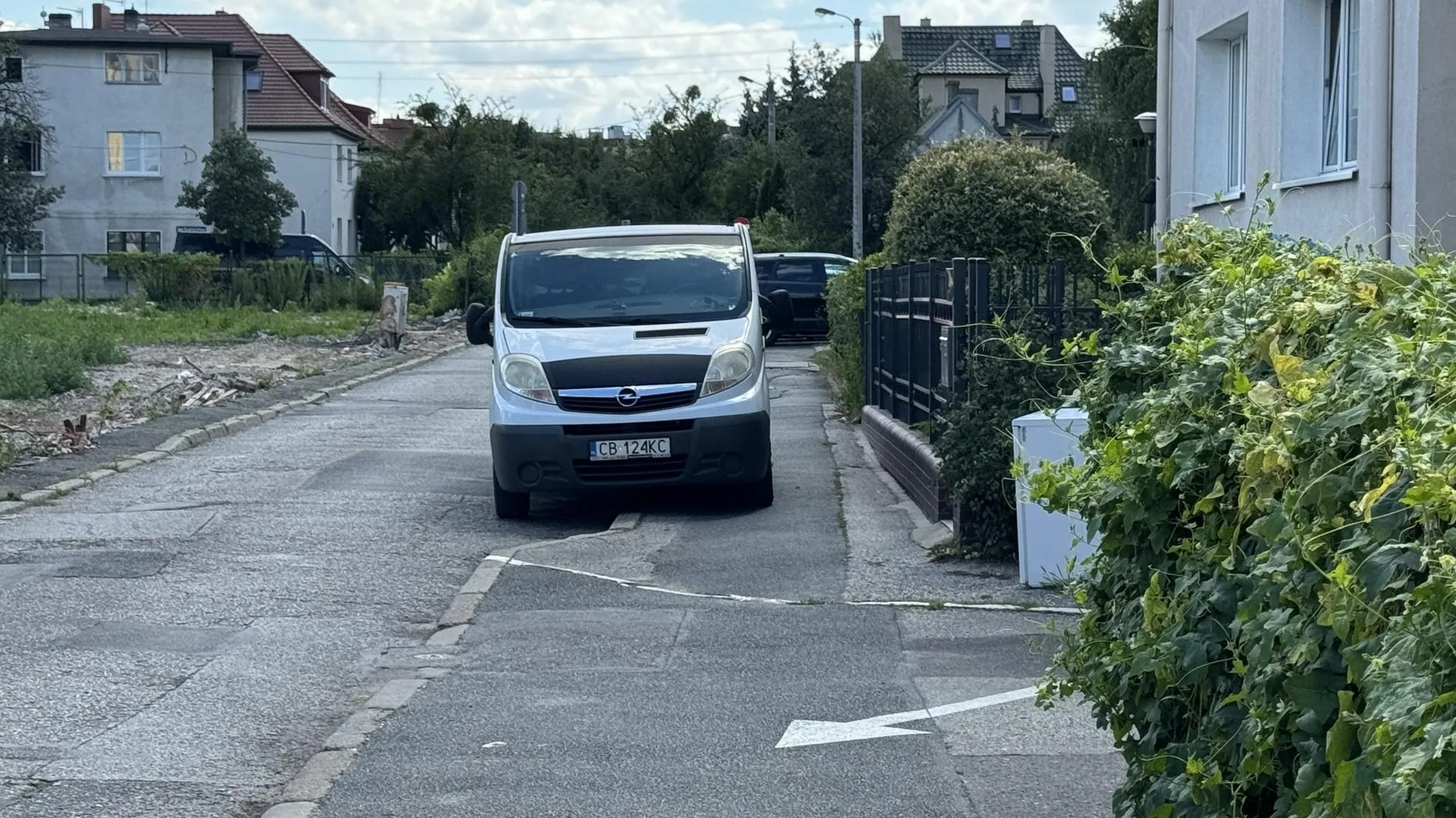 3-tonowy pojazd na chodniku