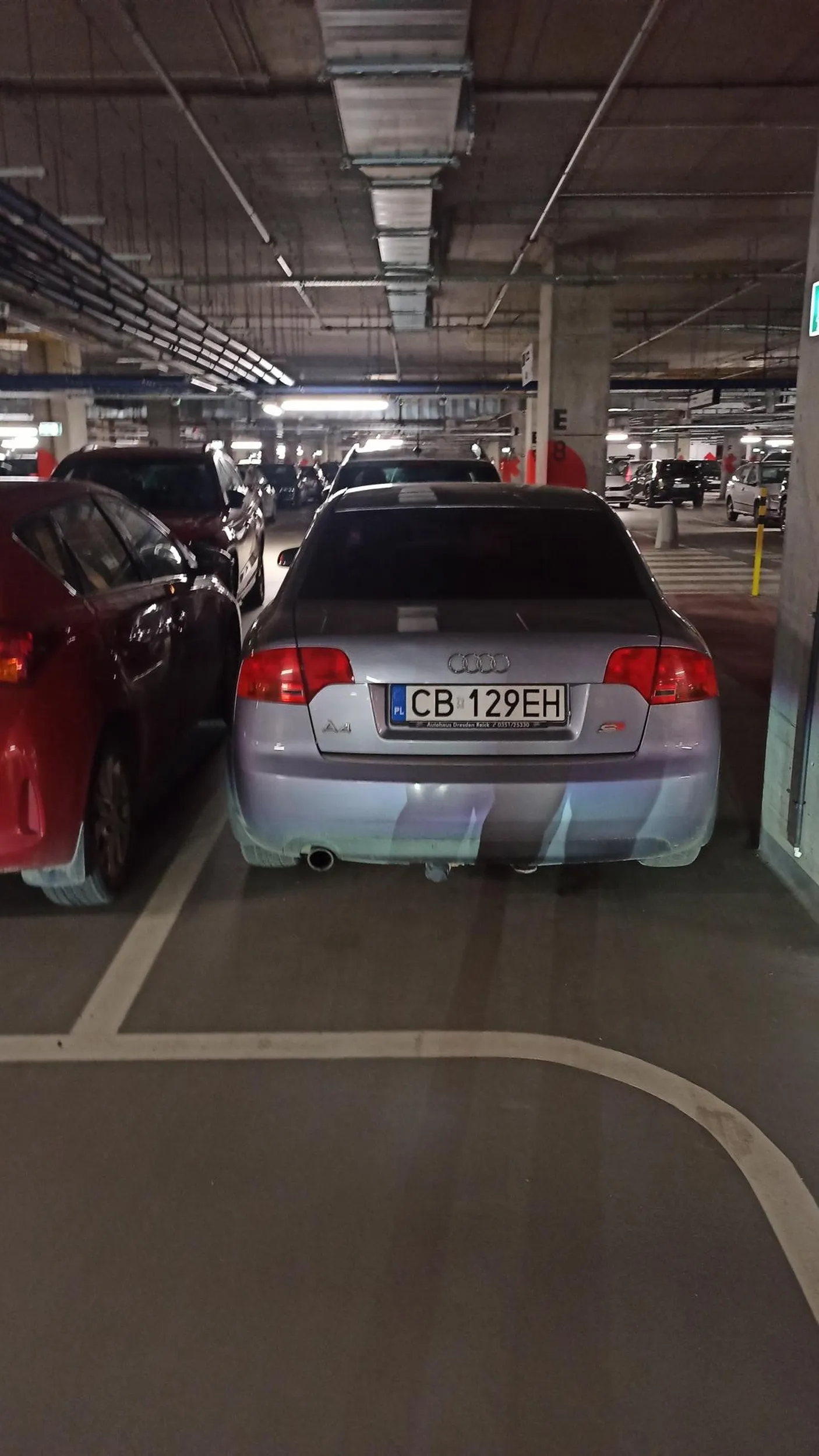 Tyfus do miasta wjechał. ha tfuu. Miejsc parkingowych nie widać? Na przejściu lamusie parkujesz?