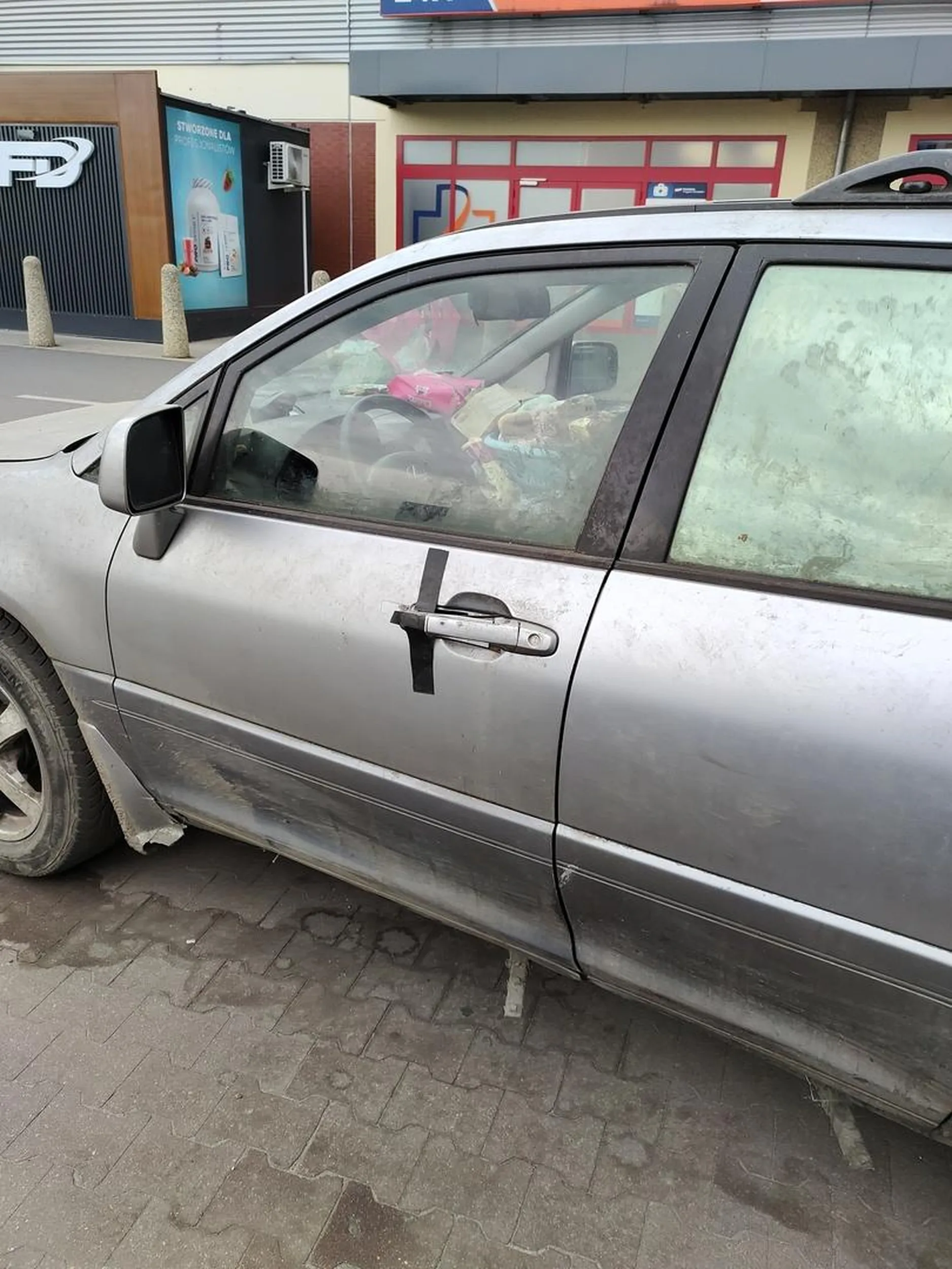 Dziwny straszy Pan. Trochę poddenerwowany. Chyba mieszka w tym aucie.