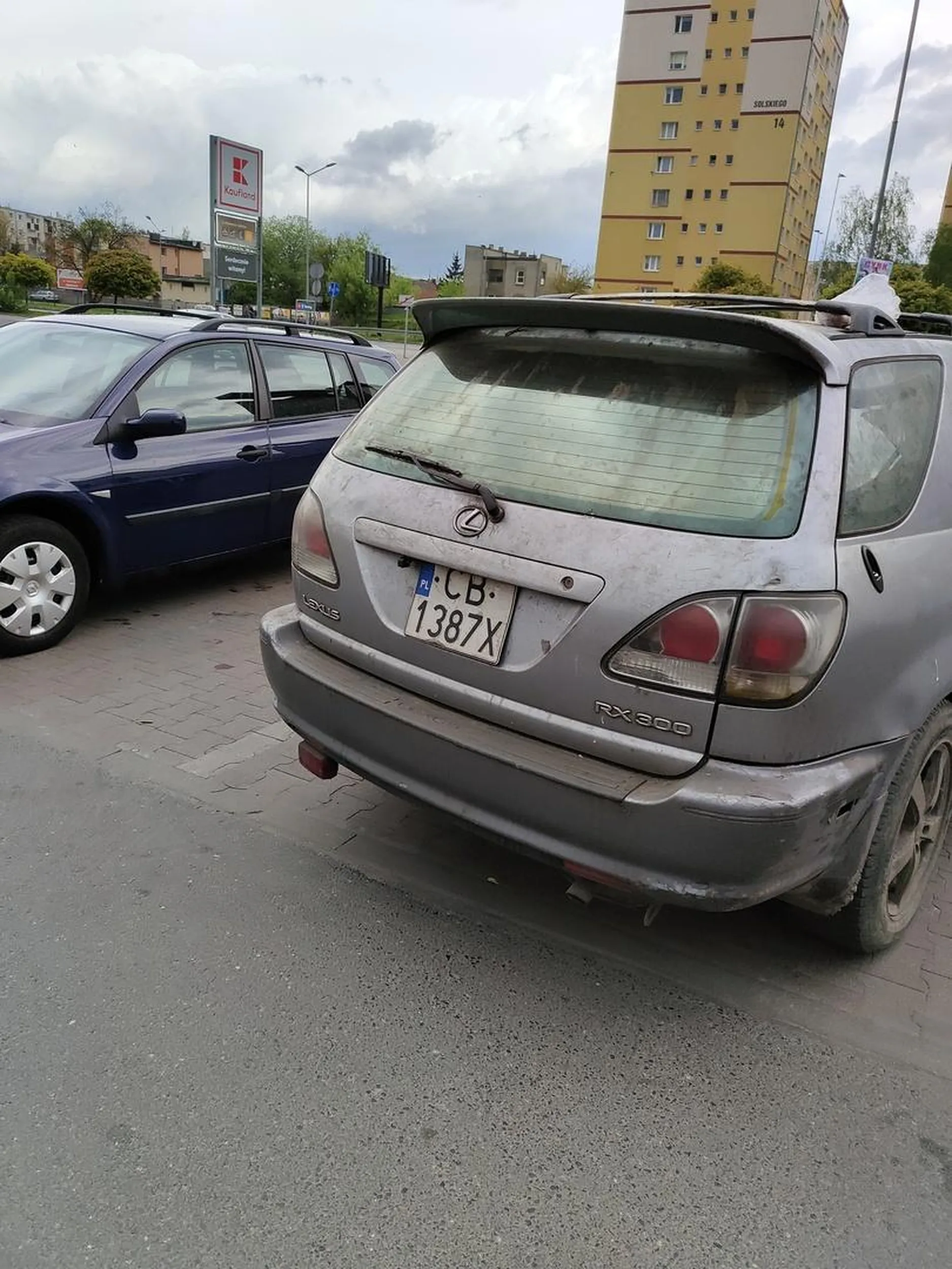 Dziwny straszy Pan. Trochę poddenerwowany. Chyba mieszka w tym aucie.