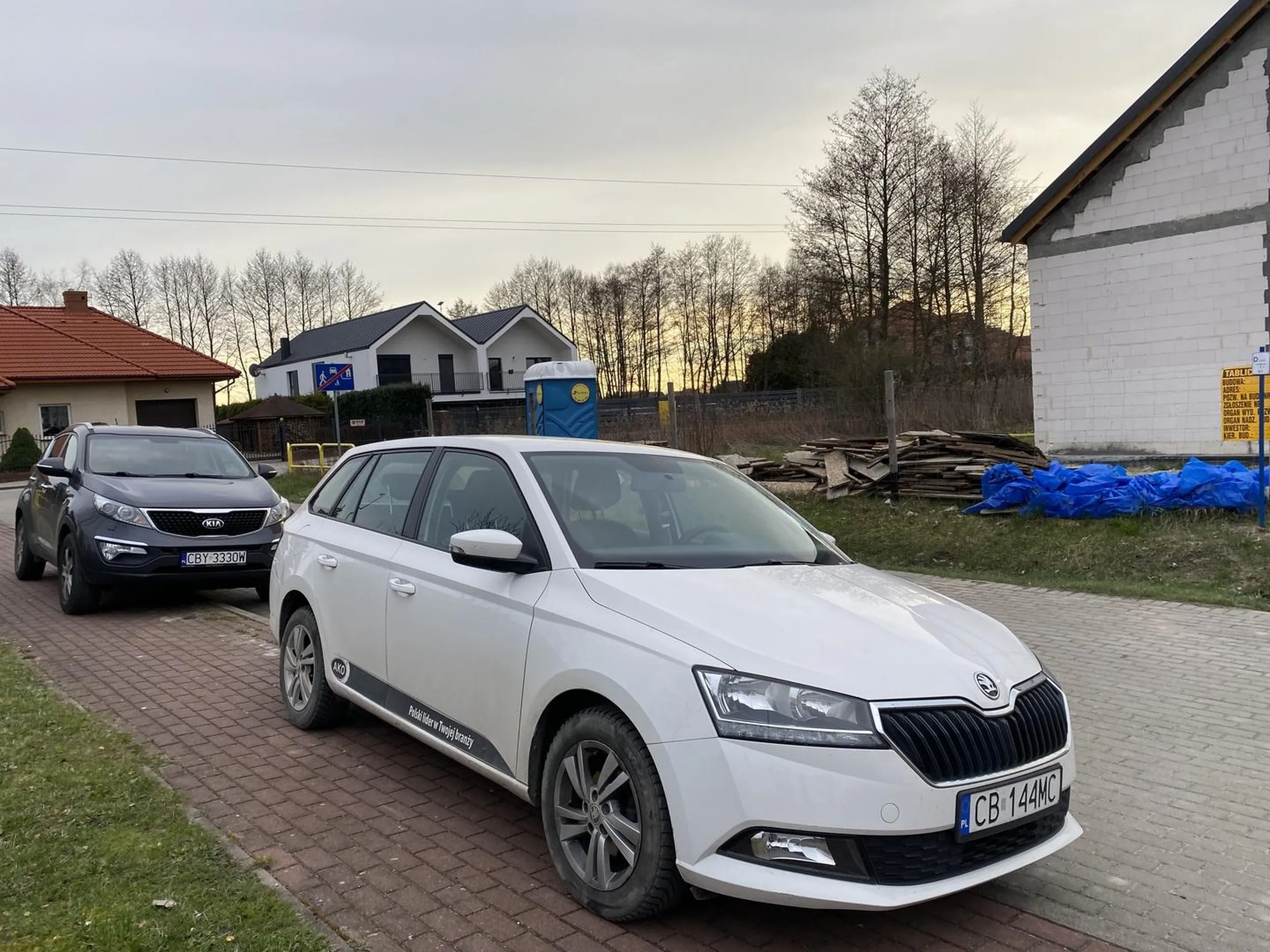 Chłop stoi na zakazie parkowania przy placu zabaw