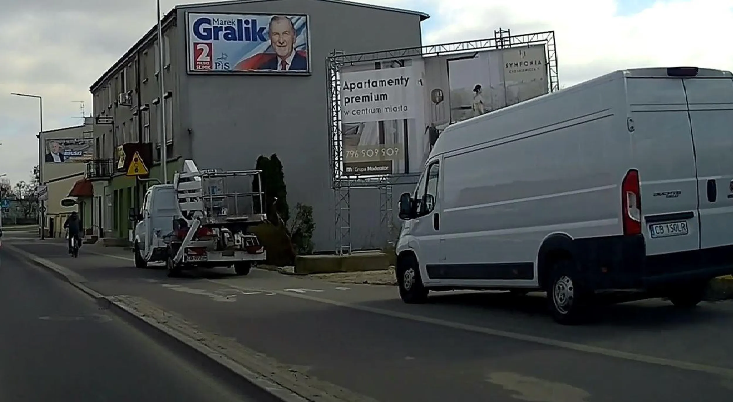 no to jak widać znowu, trzeba zgłosić typów na pały niech skończą z tym zaśmiecaniem krajobrazu nielegalnie będąc na chodniku i ścieżce