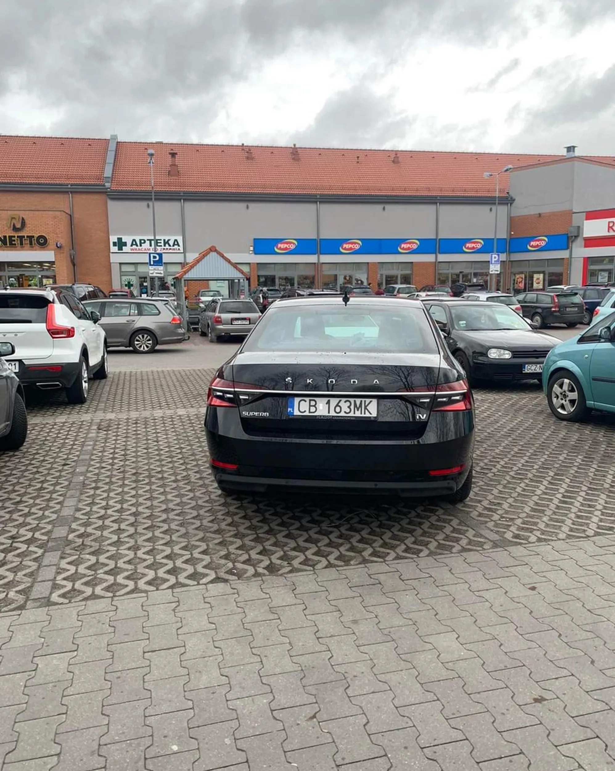 Wygrał chyba prawo jazdy w chipsach.Co to za parkowanie.Powinien dostać mandat albo zabrane prawo jazdy.