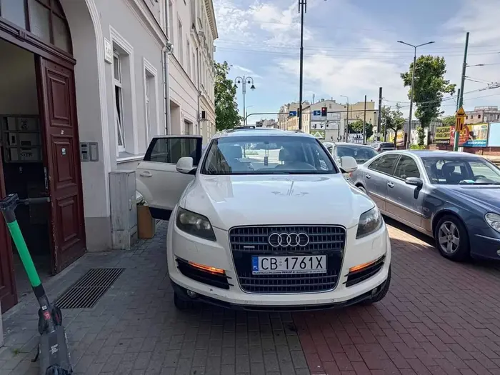 Kierowca w poszanowaniu ma przepisy związane z parkowaniem. Blokuje ruch, utrudnia przejście pieszym i przejazd rowerzystom. Jeździ wzdłuż po chodniku między pieszymi. Sugeruję zgłoszenie się do urzędu i dobrowolne oddanie prawa jazdy.