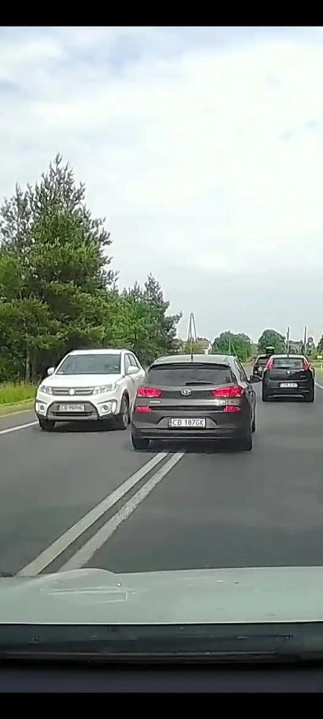 Jeździ środkiem drogi, nie zważając na auta z naprzeciwka. Odebrać prawo jazdy.