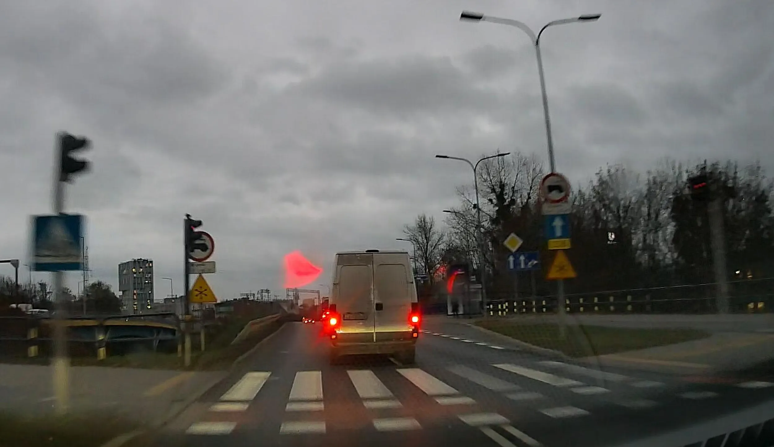 Koleś w dostawczaku nie ogarnia kierunkowskazów i lusterek. Pasy zmienia w sposób dowolny, bez sygnalizacji i niezależnie od tego czy ma miejsce. Może świeżo przesiadł się z BMW.