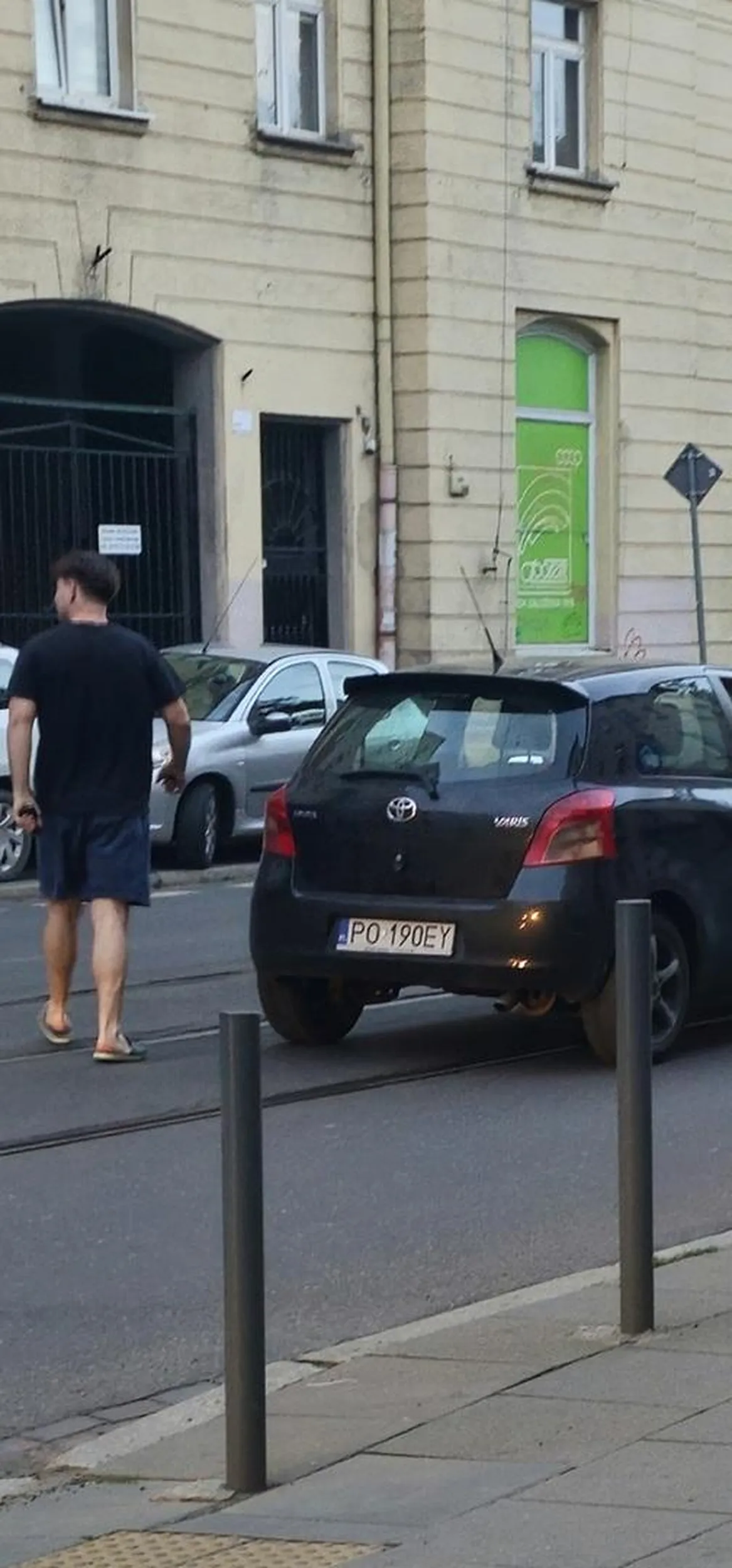 Kierowca prawie potrącił dwie osoby  na przejściu dla pieszych, które przebyły około 65 % przejścia. Poszkodowany odbił się od auta. Kierowca wysiadł z auta i świadków potraktował gazem. Po czym odjechał.