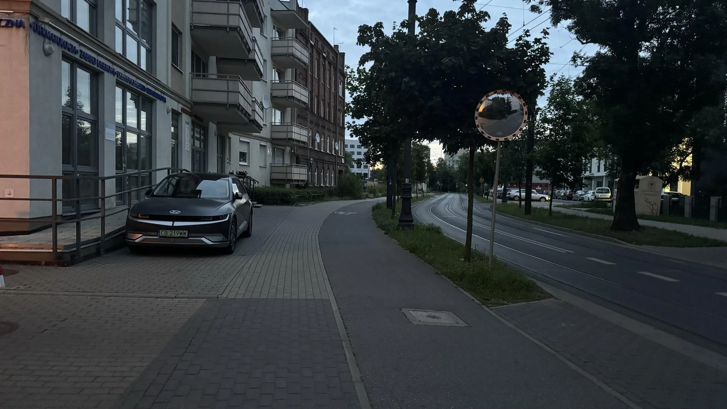 Parkowanie z dala od krawędzi jezdni i jazda po chodniku