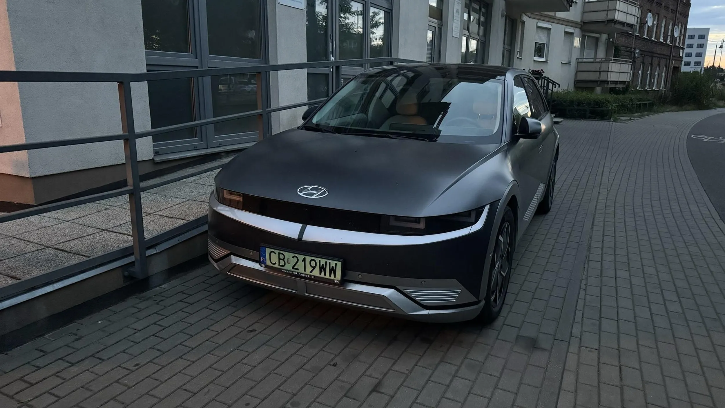 Parkowanie z dala od krawędzi jezdni i jazda po chodniku