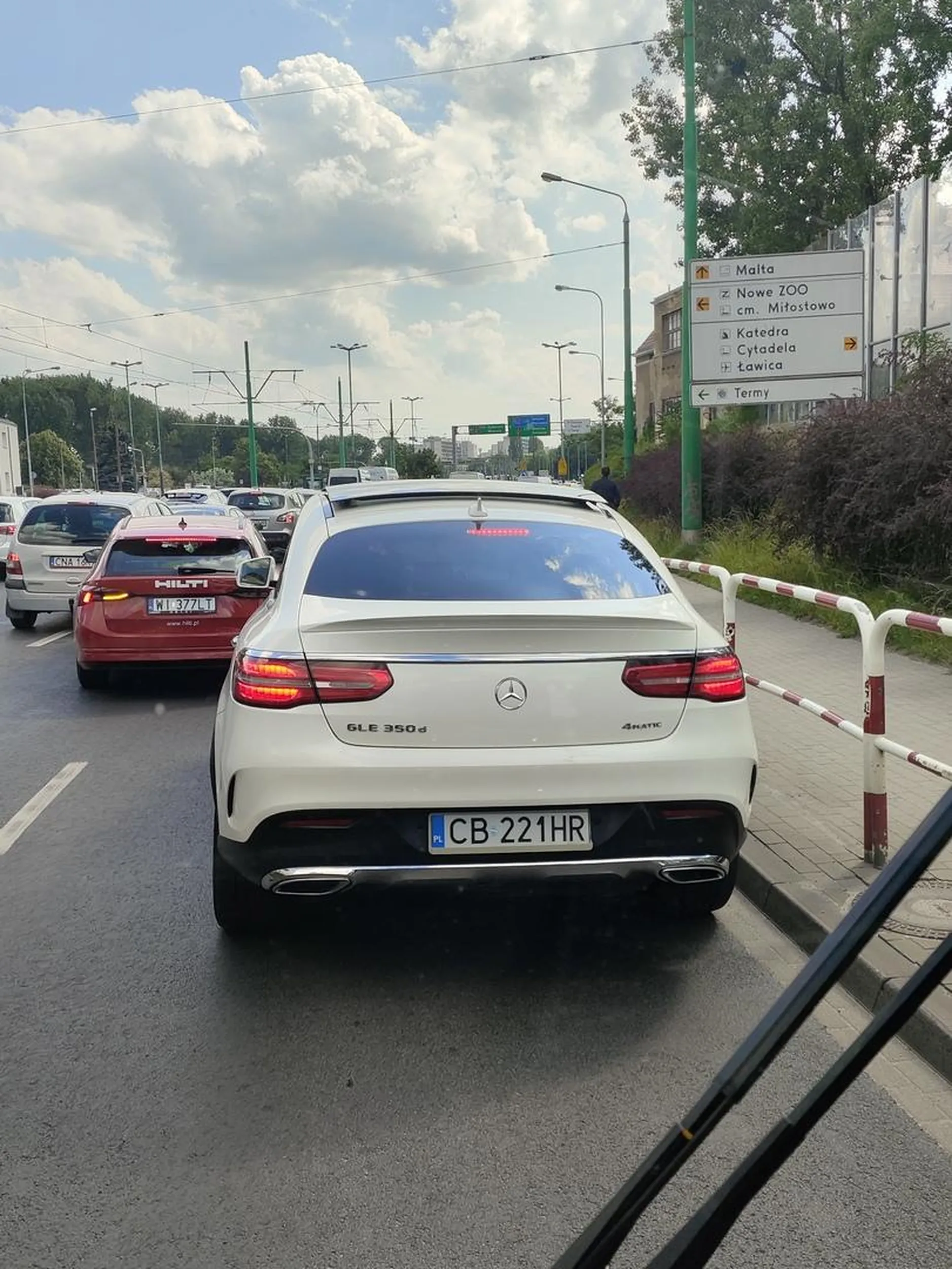 Na Zawadach przed rondem Śródka pod wiaduktem kolejowym niżej przedstawiona ze zdjęcia persona. Ruszając z pod świateł musiała złamać przepisy ruchu drogowego i zjechać ze swojego pasa na bus pas, już na samym przejściu dla pieszych a mało tego to pod jadący autobus. Jeśli to czytasz to zabrakło dosłownie 5cm by dupa w Twoim mercu oberwała. Wtedy byłaby złość, że autko sobie odpoczywa w serwisie... Następnym razem będzie obite. Obiecuję a ja mam w całym pojeździe kamery, także policja miałaby formalność tylko ;))