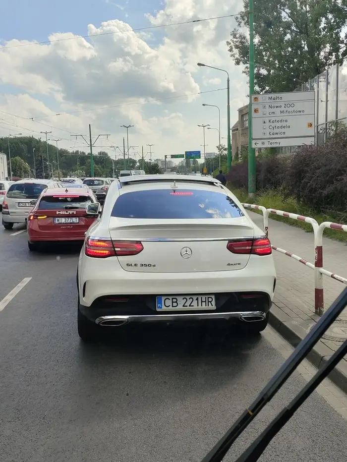 Na Zawadach przed rondem Śródka pod wiaduktem kolejowym niżej przedstawiona ze zdjęcia persona. Ruszając z pod świateł musiała złamać przepisy ruchu drogowego i zjechać ze swojego pasa na bus pas, już na samym przejściu dla pieszych a mało tego to pod jadący autobus. Jeśli to czytasz to zabrakło dosłownie 5cm by dupa w Twoim mercu oberwała. Wtedy byłaby złość, że autko sobie odpoczywa w serwisie... Następnym razem będzie obite. Obiecuję a ja mam w całym pojeździe kamery, także policja miałaby formalność tylko ;))