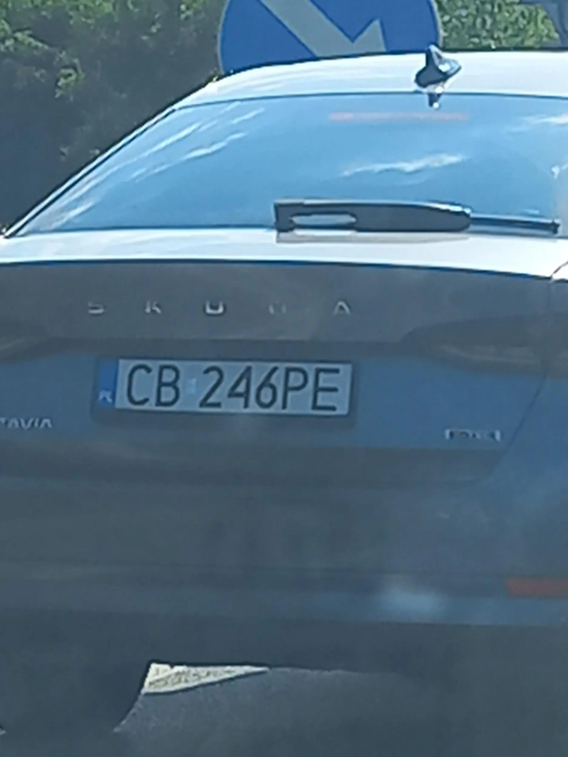 Cham i burak polskich dróg. Bezmozgowe wyprzedzanie na siłę ciągu samochodów. Na zwrócenie uwagi jeszcze dyskutuje tylko się pograżajac. Może kiedys nie zdąży?