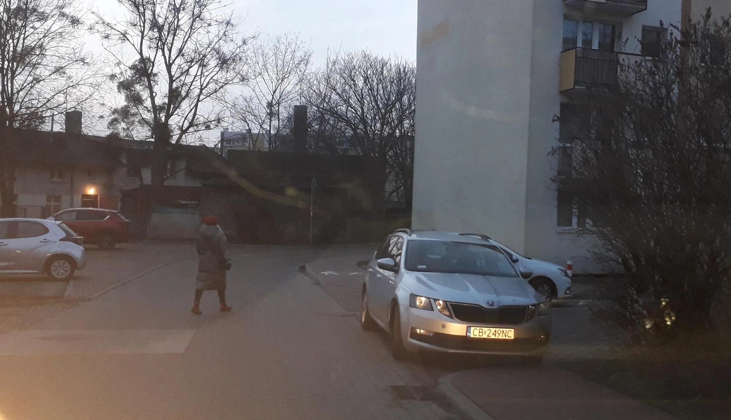 Co trzeba mieć we łbie, żeby tak stać przez kilka godzin całkowicie zastawiając chodnik dla pieszych? Wyjątkowo upośledzona spierdolina umysłowa.