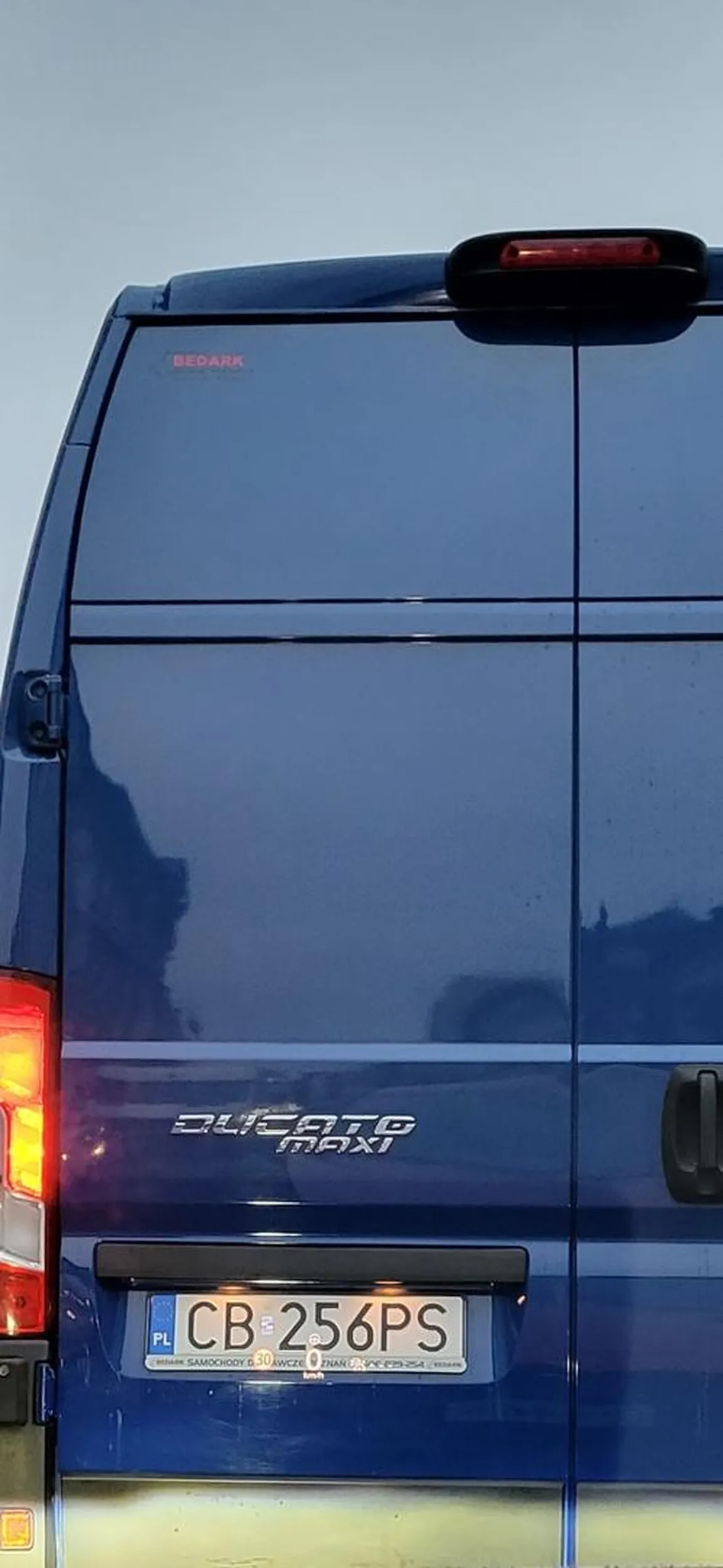 Łysy kierowca dostawczaka wymusza pierwszeństwo przy jeździe na suwak. Po użyciu sygnału dźwiękowego jeszcze się pruje. Naucz się przepisów i kultury, głąbie